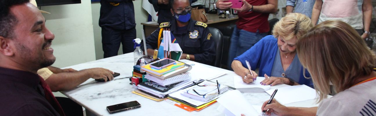 Na foto, a Coordenadora de Educação de Trânsito, Imprensa e Publicidade Institucional do DETRAN-PE, Jô Lima, e a Prefeita de Camaragibe, Nadegi Queiroz, assinaram convênio de cooperação técnica para XX Feira de Educação de Trânsito. Estão presentes na foto, o Gerente da Escola Pública de Trânsito do DETRAN-PE, Ivson Correia; representantes da guarda civil municipal e da Prefeitura; além da imprensa. 