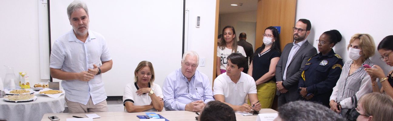 Na foto, o Diretor Presidente do DETRAN-PE, Gustavo Carneiro Leão, em pé, discursando para funcionários do shopping camará, representantes da prefeitura e do governo do Estado, em encontro sobre a implantação da loja da Autarquia naquele centro comercial. Ao seu lado, a Prefeita de Camaragibe, Nadegi Queiroz; o Empreendedor do Shopping Camará, Jorge Corte Real; e o Deputado Estadual eleito, João Victor. 