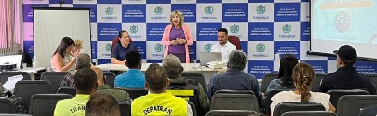 Na foto, a coordenadora de educação de trânsito, imprensa e publicidade institucional, Jô Lima, falando em encontro que tratou dos acertos finais para a 20ª Feira de Educação para o Trânsito. 