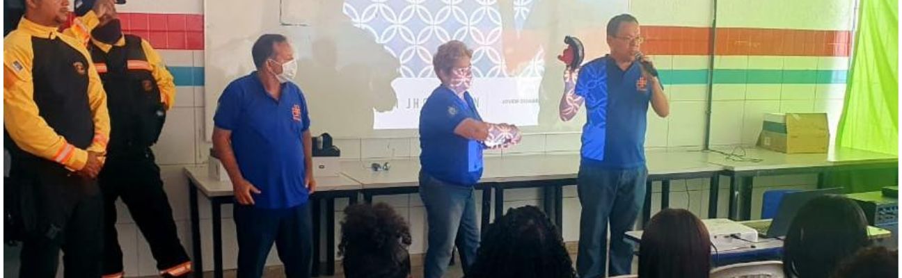 Na foto, educadores de trânsito e agentes de trânsito do DETRAN-PE realizando palestra para consciência dos futuros condutores, oferecendo informações sobre alcoolemia e os perigos de conduzir sob efeito da embriaguez, na Escola Municipal Manoel da Rosa, em Paudalho.