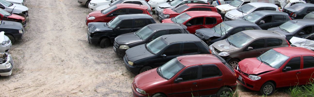 Na foto, carros que serão leiloados no pátio de leilão do DETRAN-PE.