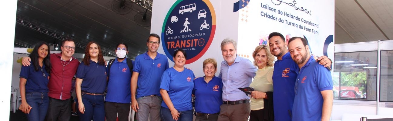 Na foto,  o Diretor Presidente do DETRAN-PE, Gustavo Carneiro Leão, acompanhado da  Coordenadora de Educação de Trânsito, Imprensa e Publicidade Institucional do DETRAN-PE, Jô Lima; e do Gerente da Escola Pública de Trânsito, Ivson Correia; e da equipe de educação de trânsito do DETRAN-PE, responsáveis pela produção da 20º Feira de Educação para o Trânsito de Pernambuco, que acontece na Praça de Eventos de Camaragibe.