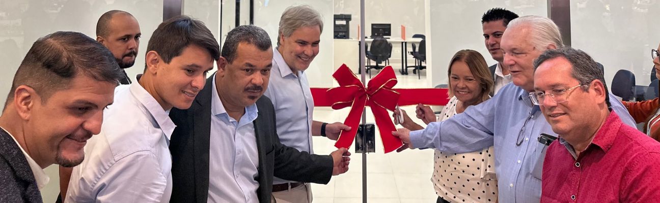 Na foto, Diretor Presidente do DETRAN-PE, Gustavo Carneiro Leão, e Prefeita de Camaragibe, Nadegi Queiroz, acompanhados de autoridades governamentais e privadas, inaugurando a loja do DETRAN-PE no shopping Camará. 
