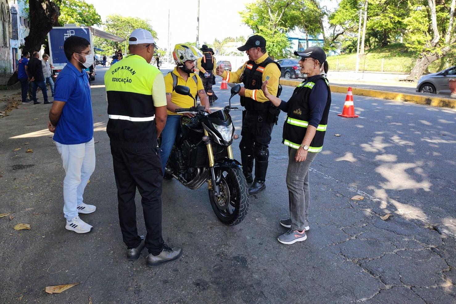 Abordagem de colaborador do Detran a motociclista