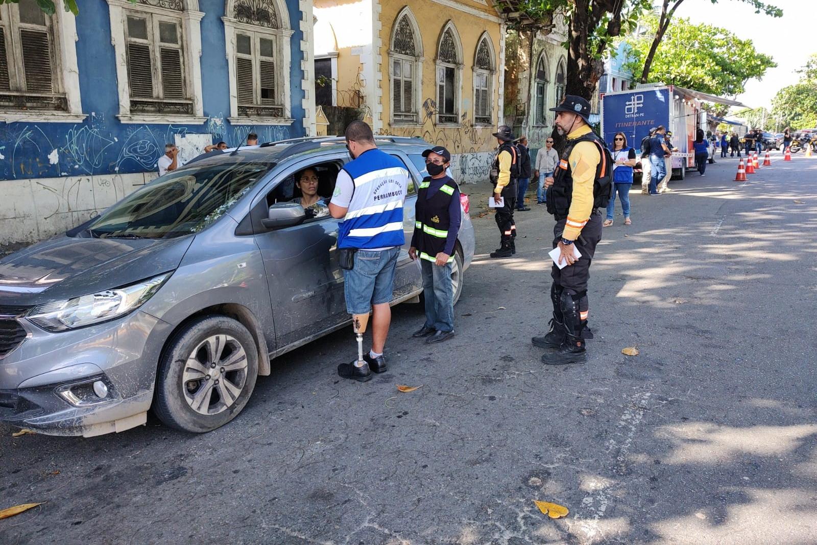 Abordagem de colaborador do Detran a motorista