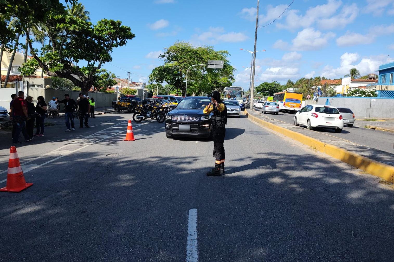 Colaborador do Detran organizando o fluxo de veículos