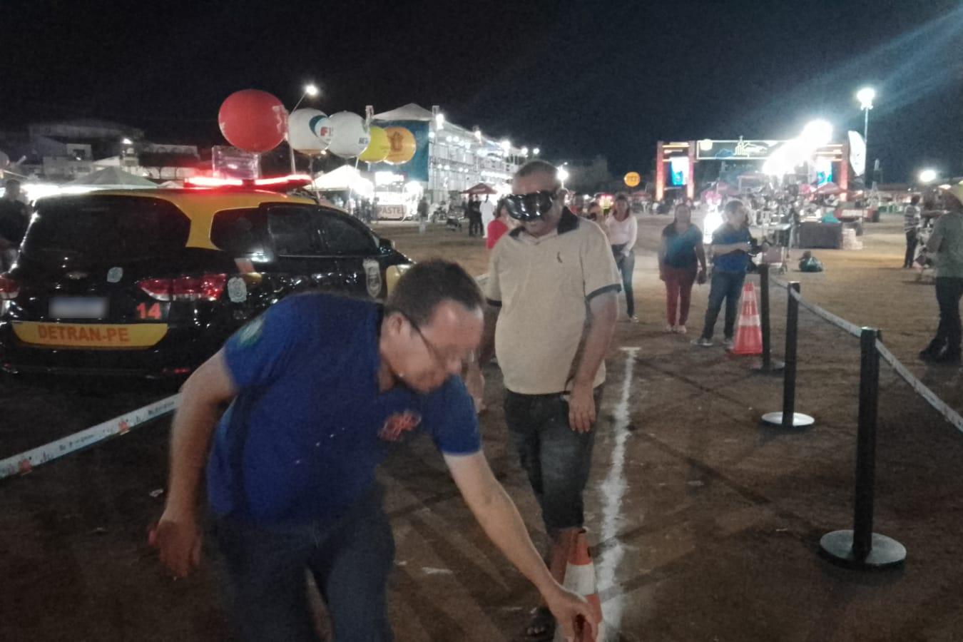 Homem utilizando óculos de simulação dos sintomas de embriaguez
