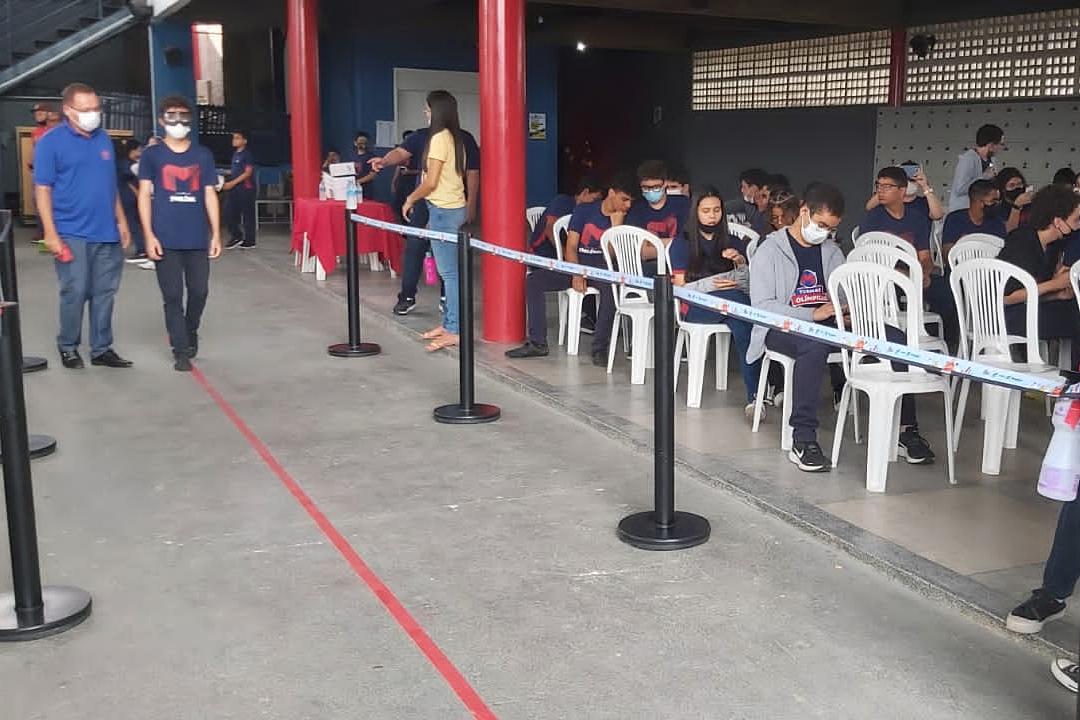 Estudante utilizando óculos que simulam os sintomas de embriaguez