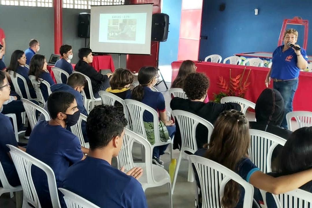 Agente do Detran dando orientação a estudantes.