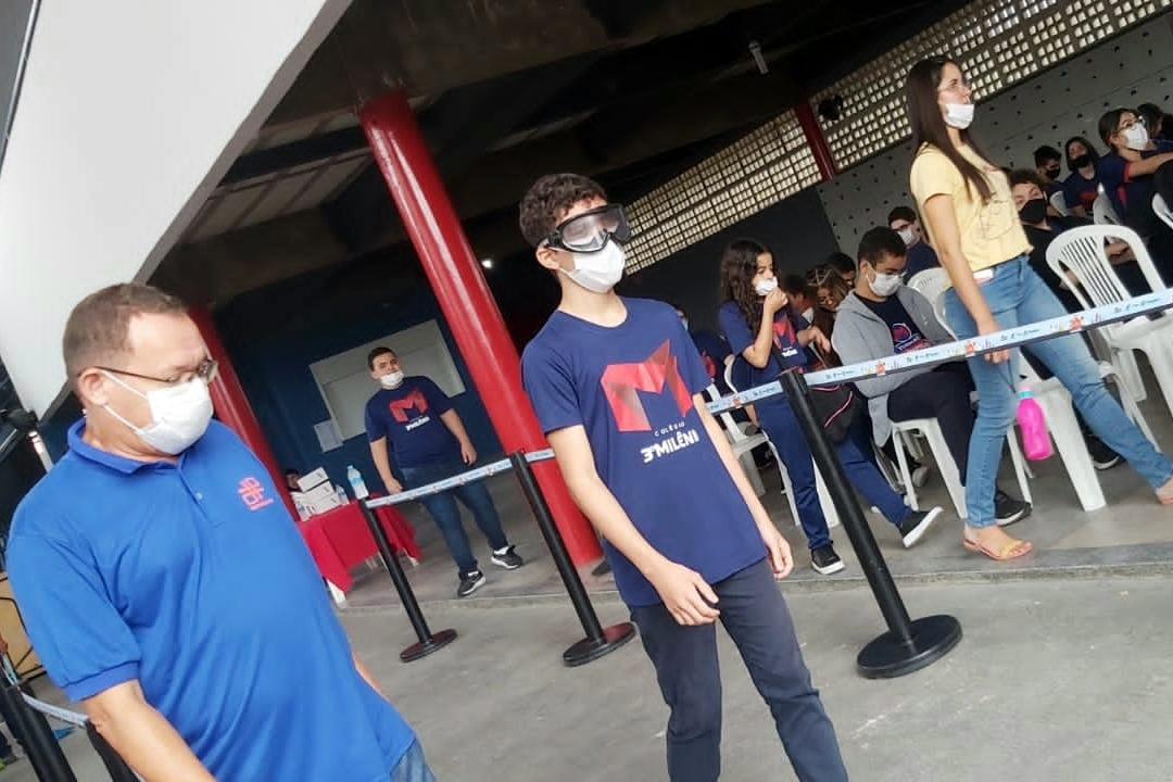 Estudante utilizando óculos que simulam os sintomas de embriaguez