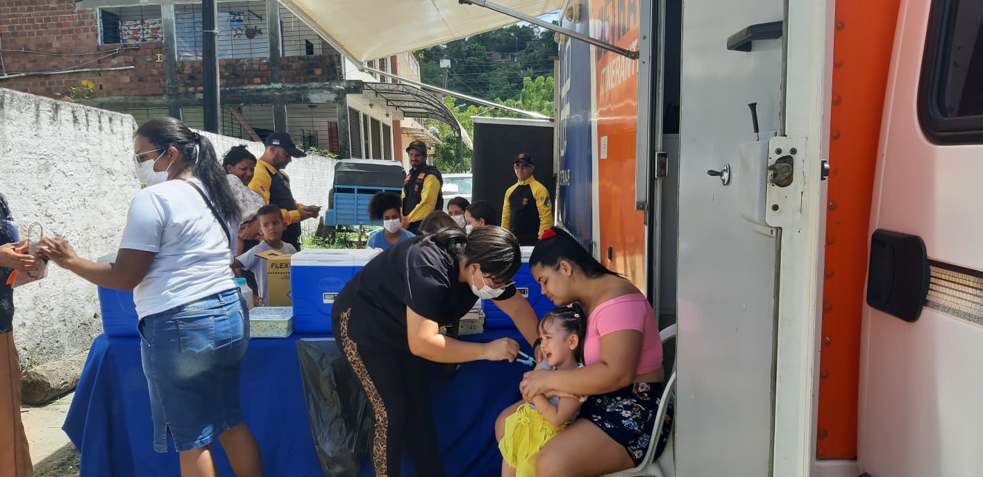 Vacinador aplicando vacina em criança