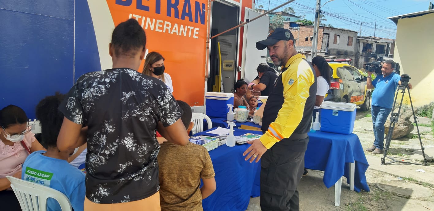 Morador sendo instruído por colaborador do Detran