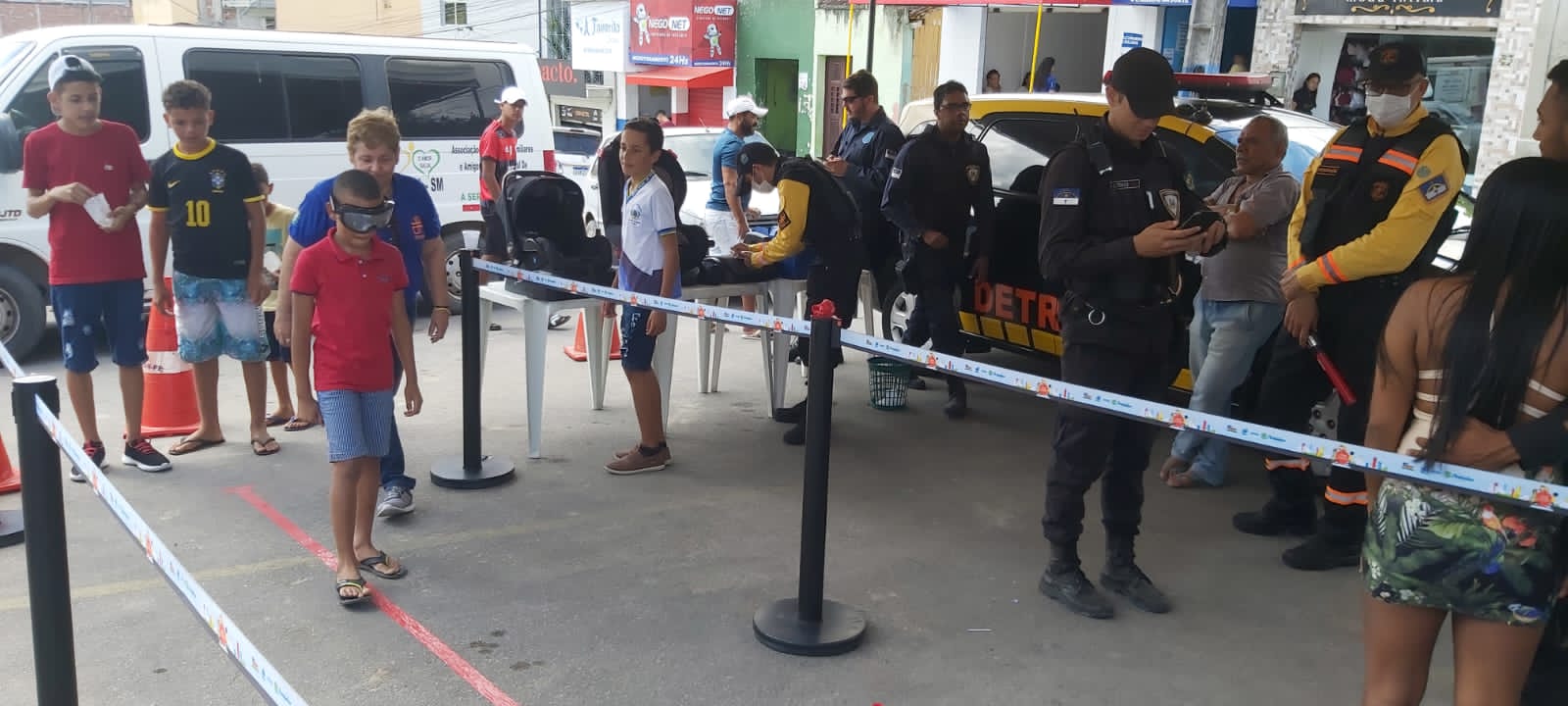 Aluno realizando prática de ação de educação no trânsito