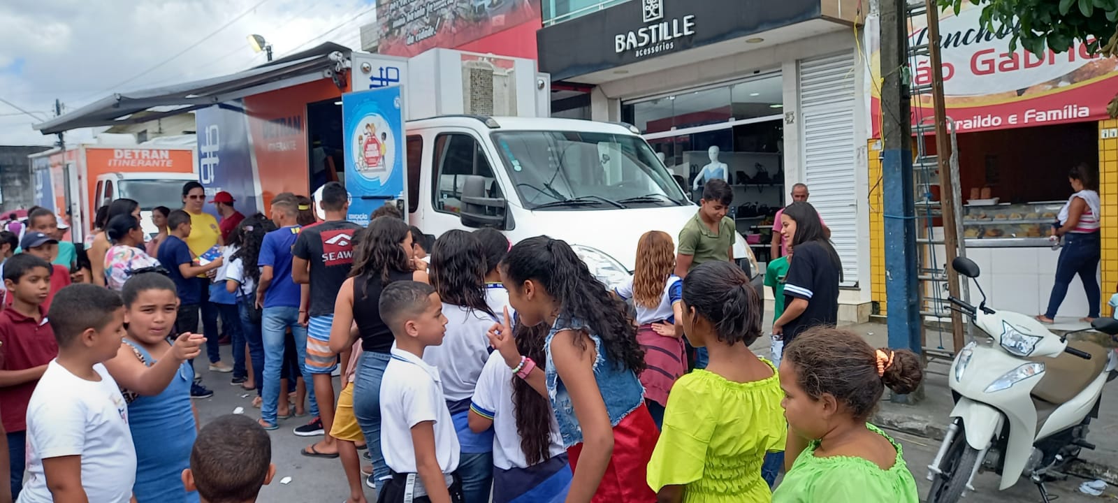 Crianças na fila para ação de educação de trânsito