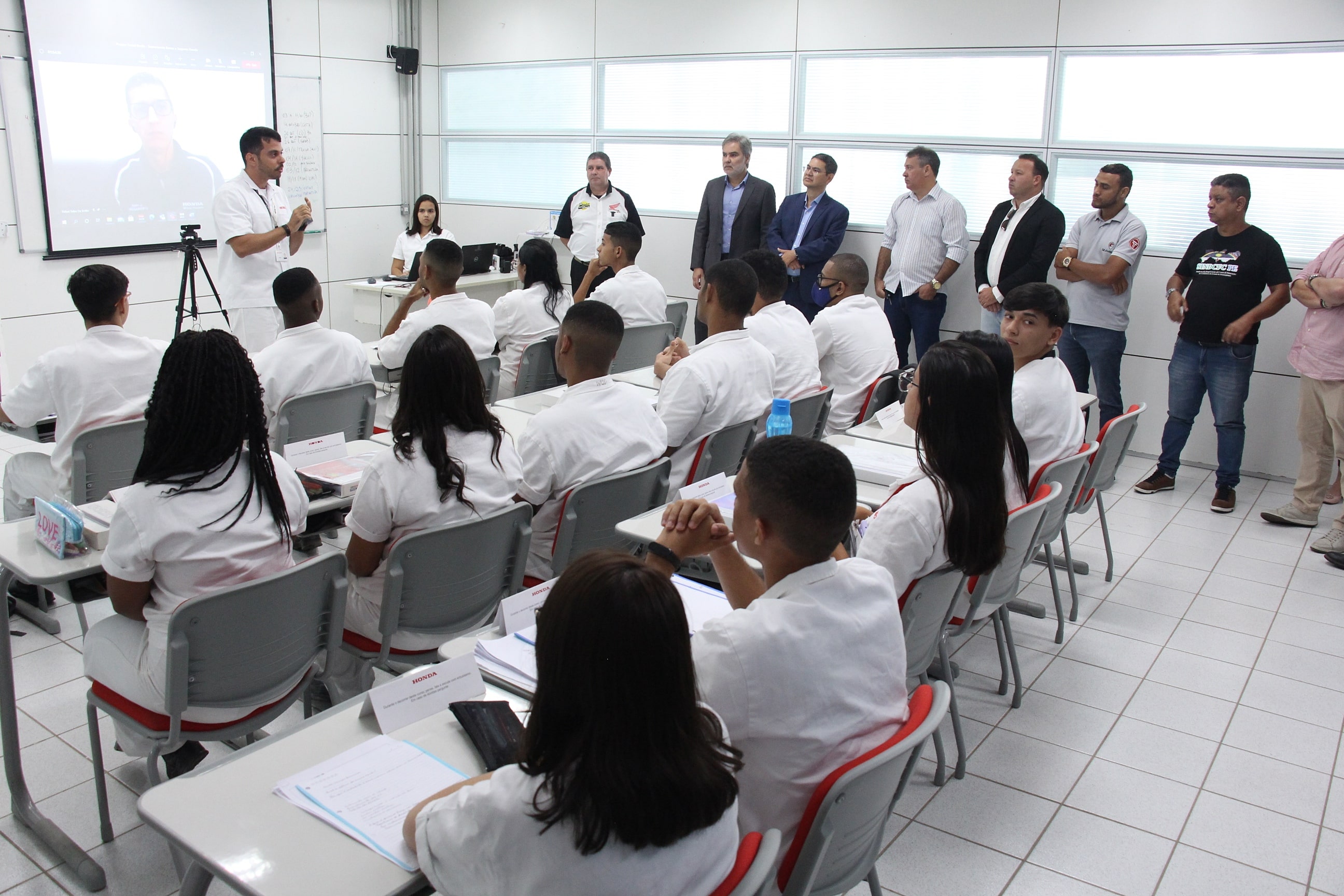Na foto, Diretor Presidente do Departamento Estadual de Trânsito - DETRAN-PE, Gustavo Carneiro Leão; Diretor de Relações Institucionais da Moto Honda da Amazônia, Marcos Bento; e público presente no evento, conhecendo Projeto Social da Honda.