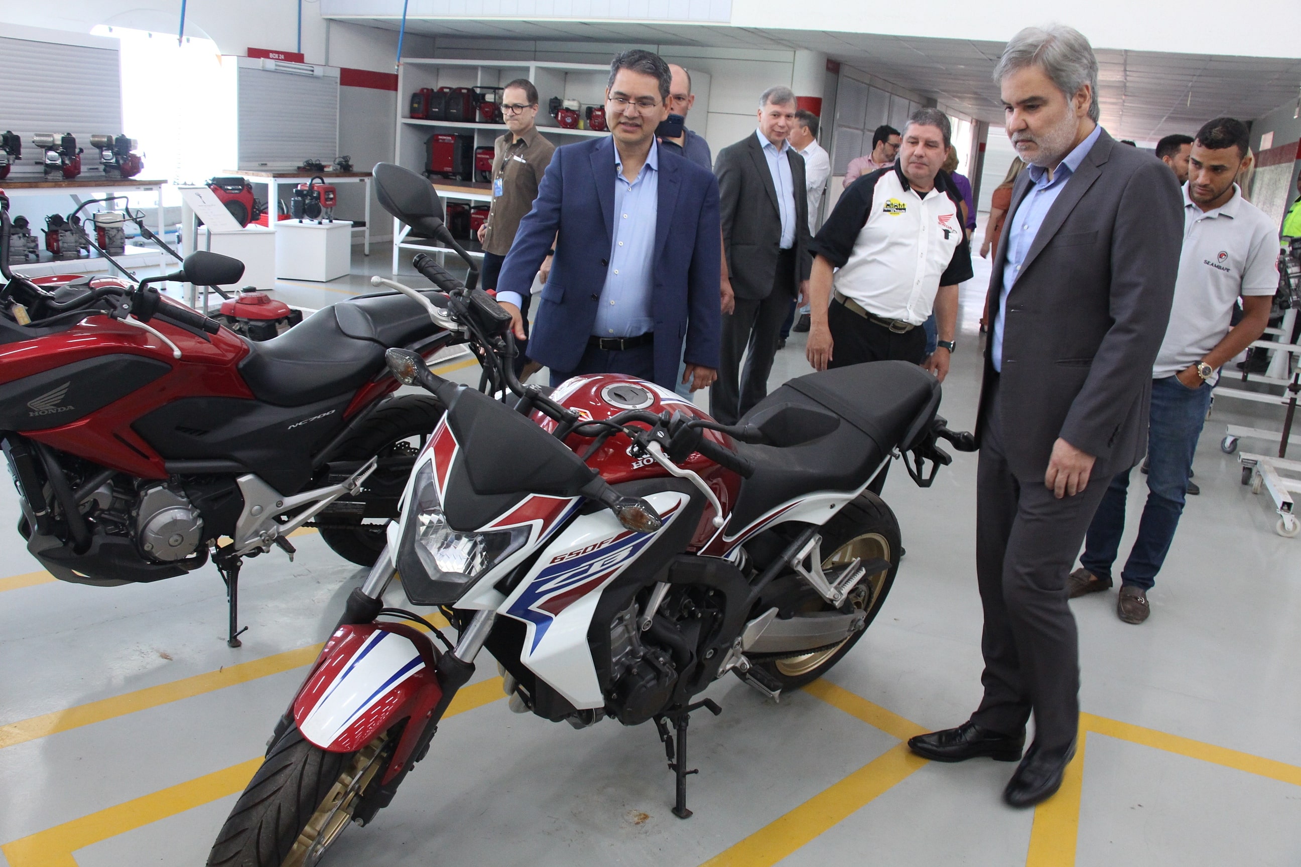 Na foto, Diretor Presidente do Departamento Estadual de Trânsito - DETRAN-PE, Gustavo Carneiro Leão; Diretor de Relações Institucionais da Moto Honda da Amazônia, Marcos Bento; e público presente no evento, conhecendo as instalações da Honda.