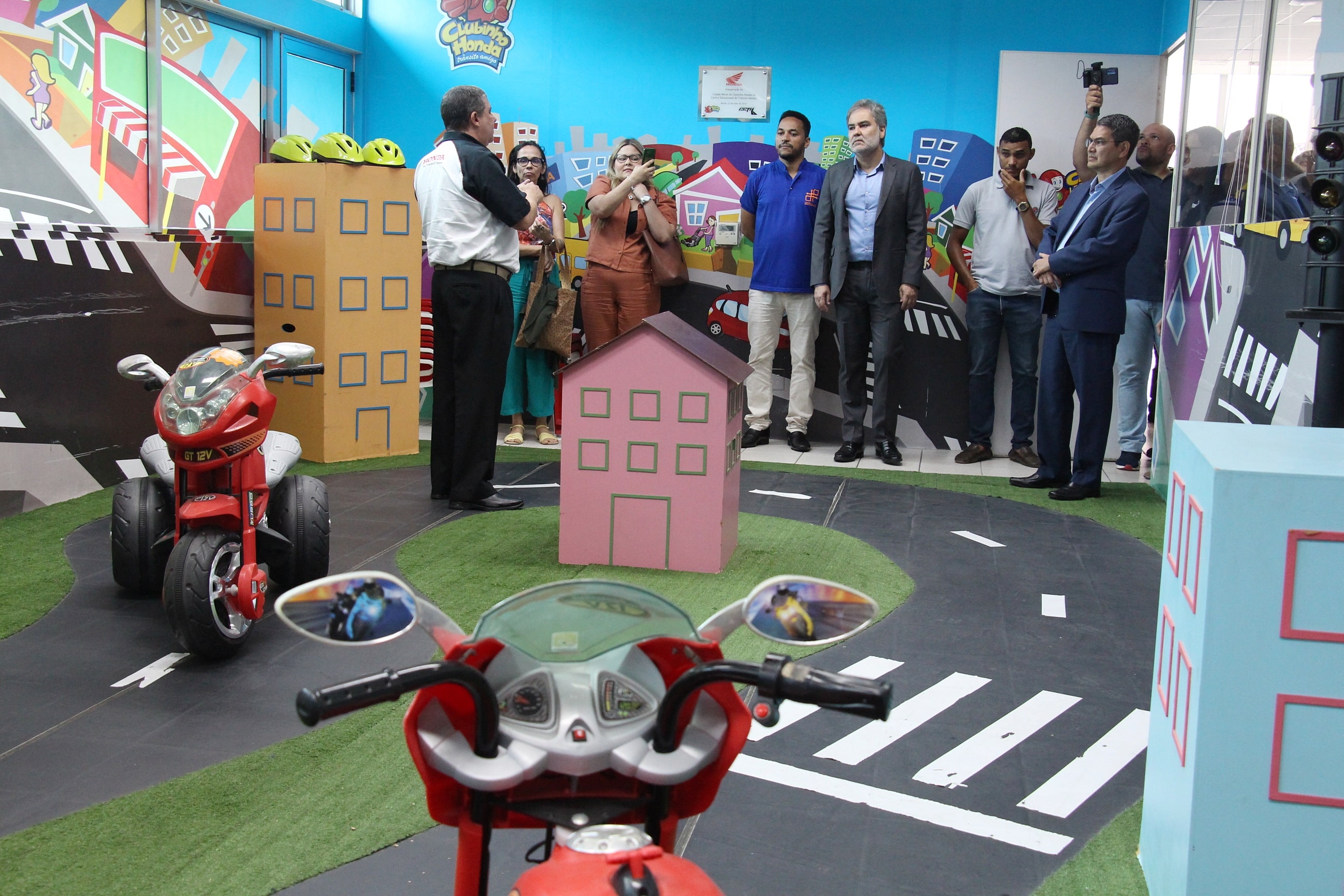 Na foto, Diretor Presidente do Departamento Estadual de Trânsito - DETRAN-PE, Gustavo Carneiro Leão; Diretor de Relações Institucionais da Moto Honda da Amazônia, Marcos Bento; e público presente no evento, conhecendo as projetos de educação de trânsito da Honda.