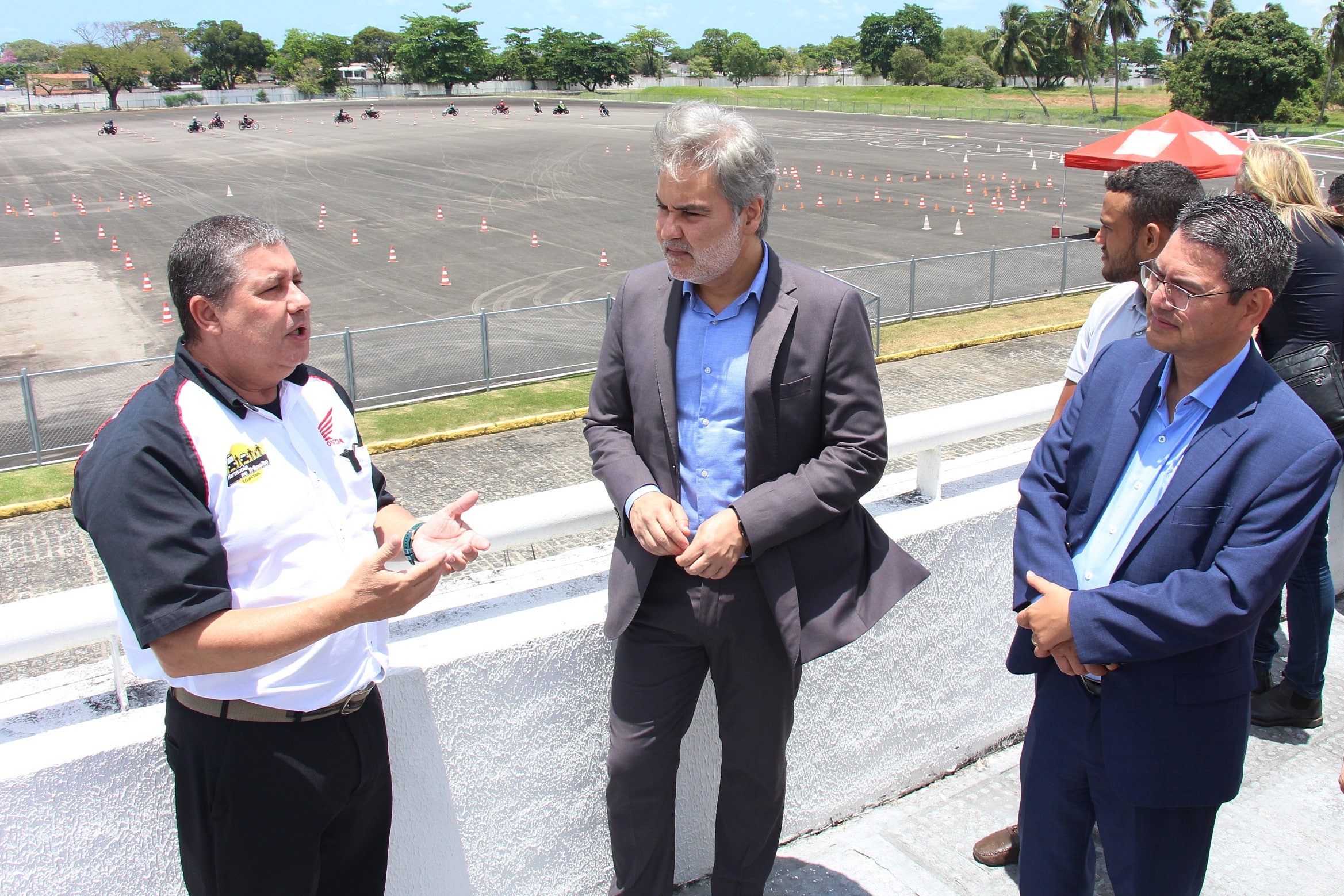 Na foto, Diretor Presidente do Departamento Estadual de Trânsito - DETRAN-PE, Gustavo Carneiro Leão; Diretor de Relações Institucionais da Moto Honda da Amazônia, Marcos Bento; e público presente no evento, no observatório da Honda, onde observaram a pista e o treinamento de motociclistas.
