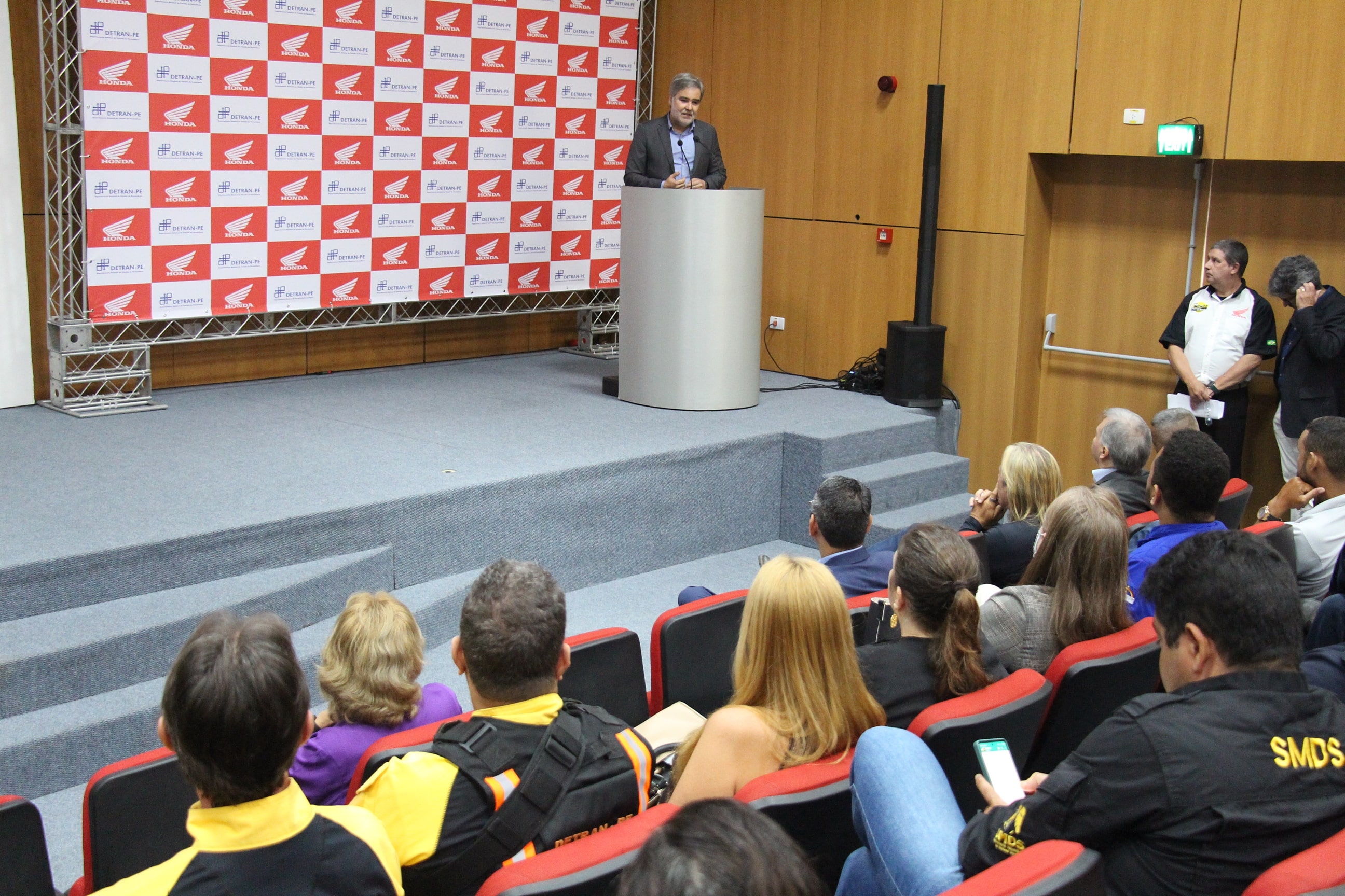 O Diretor Presidente do Departamento Estadual de Trânsito - DETRAN-PE, Gustavo Carneiro Leão, falando no auditório da Honda para público presente ao evento da assinatura de Termo de Cooperação Técnica do DETRAN-PE com a Honda.