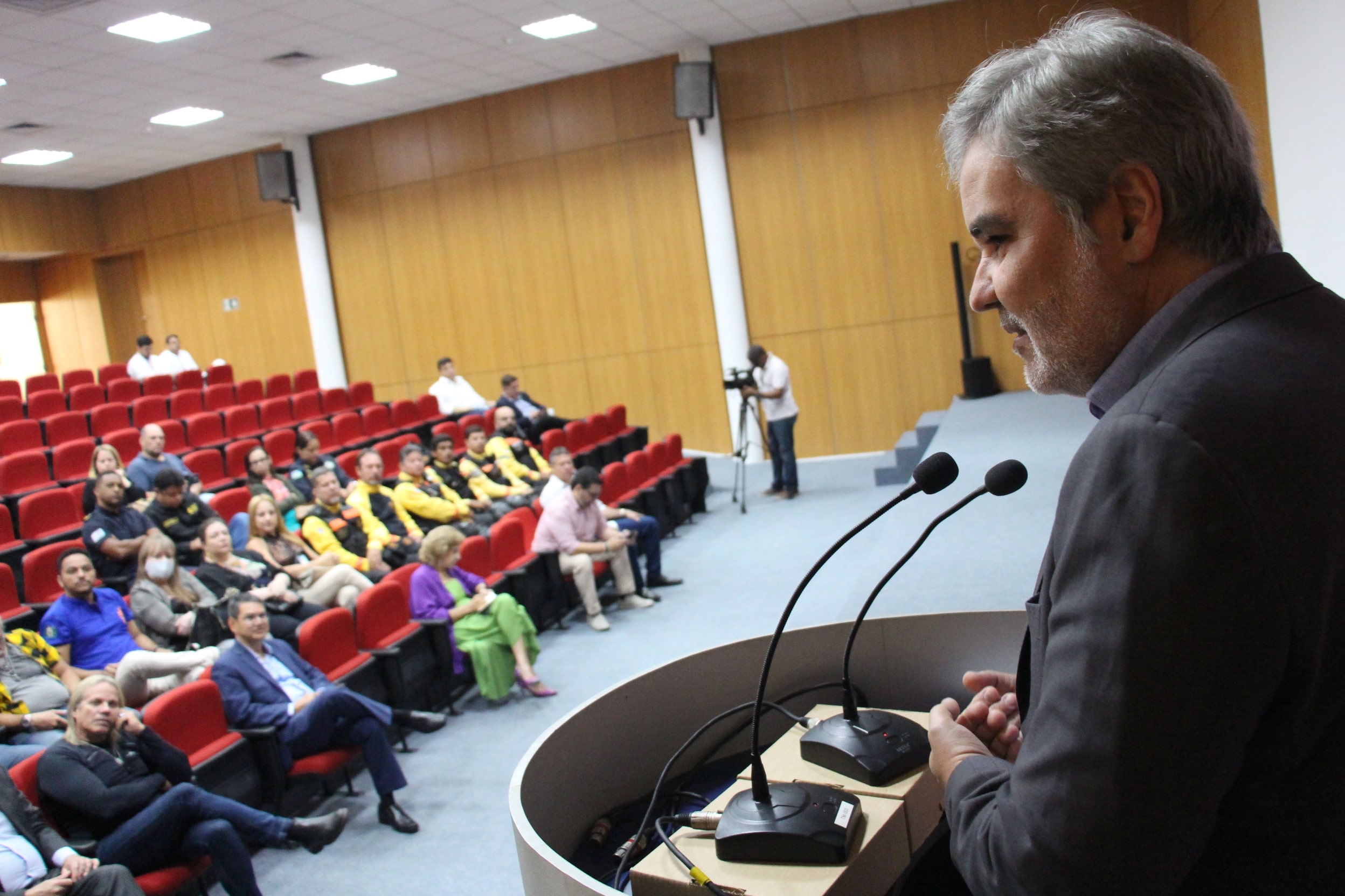Foto de perfil do Diretor Presidente do Departamento Estadual de Trânsito - DETRAN-PE, Gustavo Carneiro Leão, falando no auditório da Honda para público presente ao evento da assinatura de Termo de Cooperação Técnica do DETRAN-PE com a Honda.