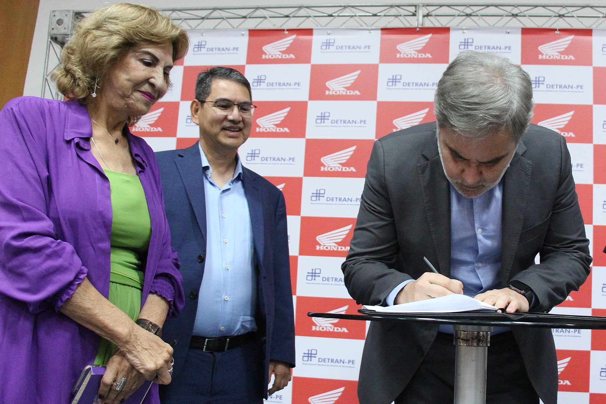 Diretor Presidente do Departamento Estadual de Trânsito - DETRAN-PE, Gustavo Carneiro Leão, assina Termo de Cooperação Técnica do DETRAN-PE com a Honda. Na foto estão o Diretor de Relações Institucionais da Moto Honda da Amazônia, Marcos Bento, e a Coordenadora de Educação de Trânsito, Imprensa e Publicidade Institucional do DETRAN-PE, Jô Lima. 