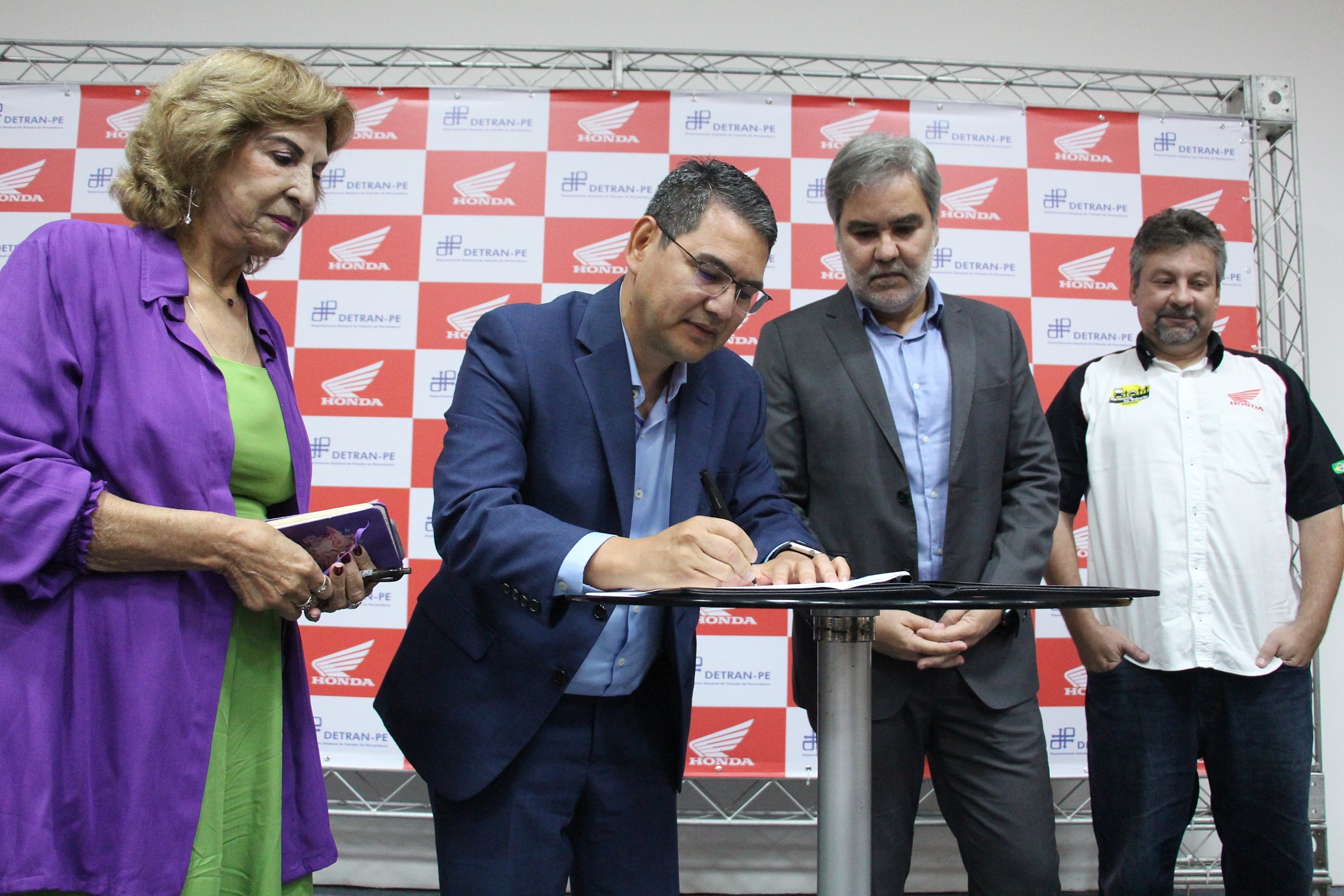 Diretor de Relações Institucionais da Moto Honda da Amazônia, Marcos Bento, assina Termo de Cooperação Técnica do DETRAN-PE com a Honda. Ao seu lado, estão Diretor Presidente do Departamento Estadual de Trânsito - DETRAN-PE, Gustavo Carneiro Leão; a Coordenadora de Educação de Trânsito, Imprensa e Publicidade Institucional do DETRAN-PE, Jô Lima; e o Gerente das Unidades dos Centros Educacionais de Trânsito da Honda Brasil, Leonardo Donato.