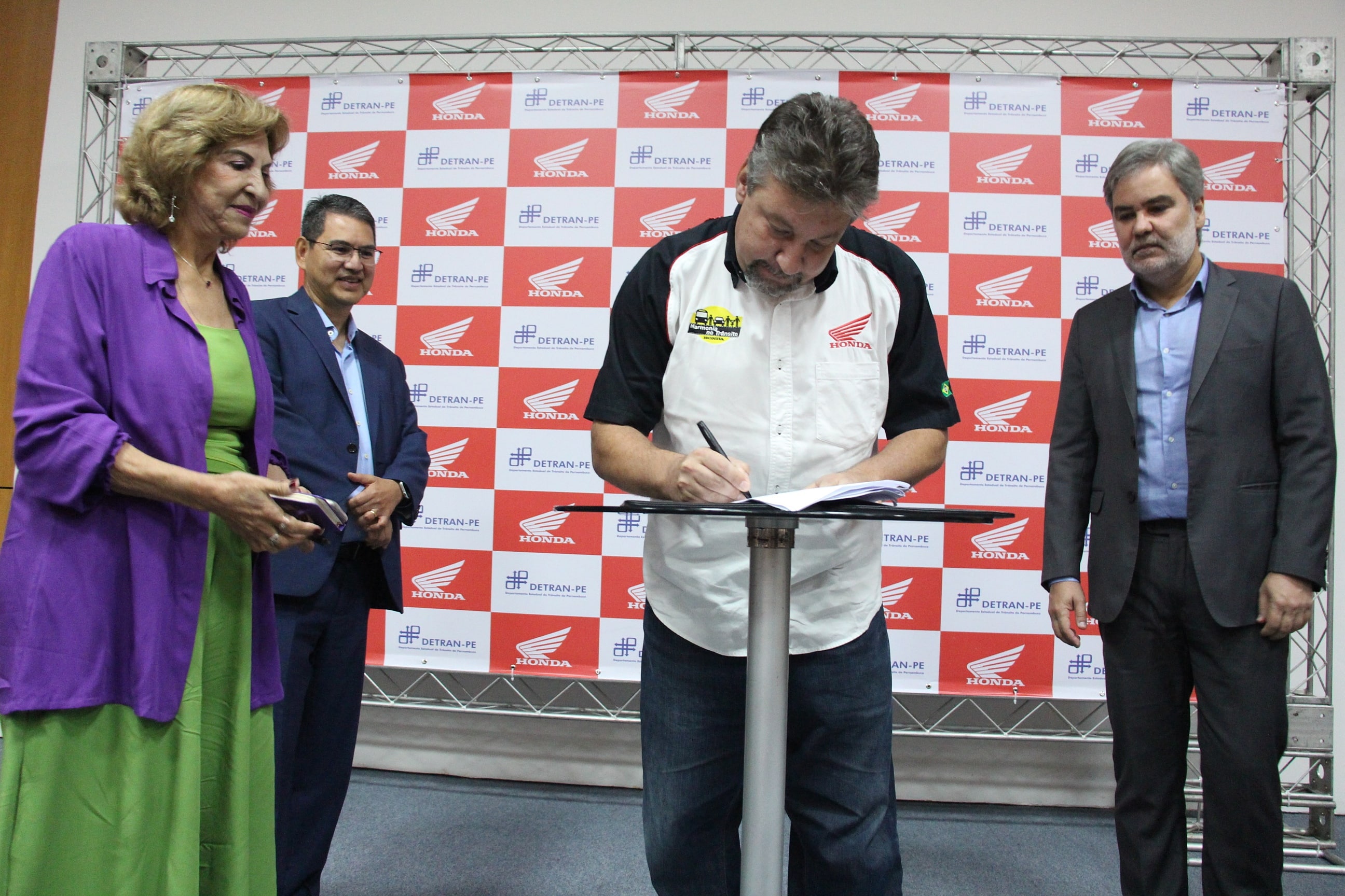 Gerente das Unidades dos Centros Educacionais de Trânsito da Honda Brasil, Leonardo Donato, assina Termo de Cooperação Técnica do DETRAN-PE com a Honda. Ao seu lado, estão Diretor Presidente do Departamento Estadual de Trânsito - DETRAN-PE, Gustavo Carneiro Leão; o Diretor de Relações Institucionais da Moto Honda da Amazônia, Marcos Bento; e a Coordenadora de Educação de Trânsito, Imprensa e Publicidade Institucional do DETRAN-PE, Jô Lima.