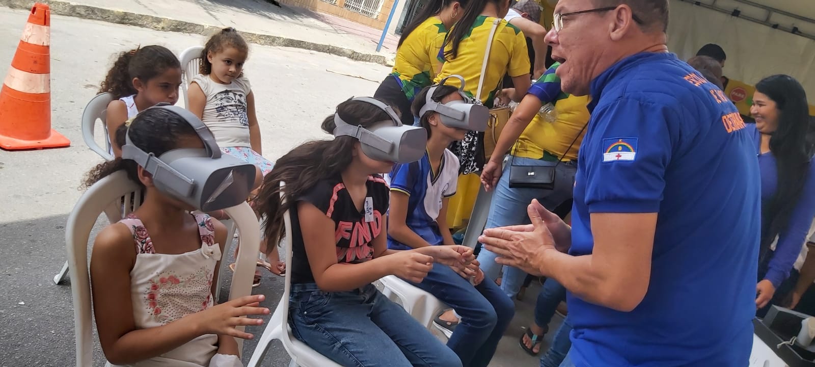 Agente de trânsito realizando treinamento de educação no trânsito com um grupo de crianças