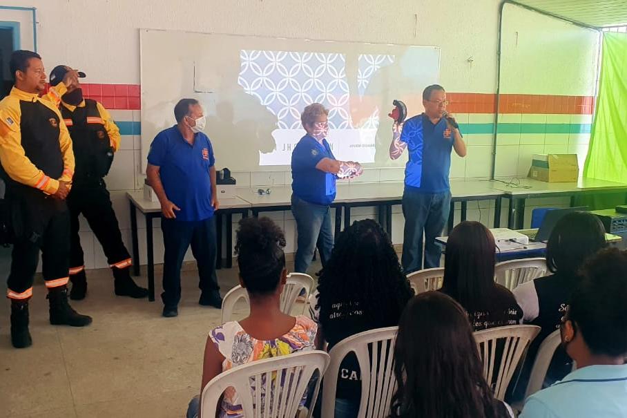 Na foto, educadores de trânsito e agentes de trânsito do DETRAN-PE realizando palestra para consciência dos futuros condutores, oferecendo informações sobre alcoolemia e os perigos de conduzir sob efeito da embriaguez, na Escola Municipal Manoel da Rosa, em Paudalho.