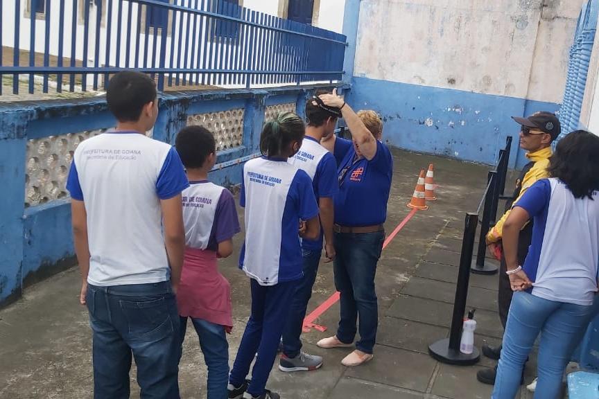 Estudantes utilizando óculos de simulação de sintomas da embriaguez