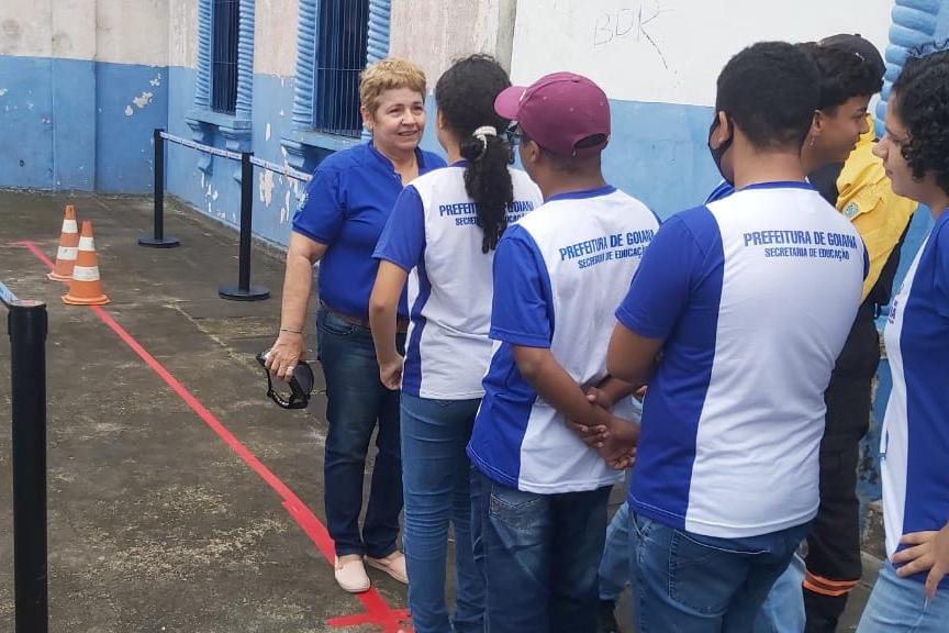 Estudantes na fila para utilizar os óculos de simulação de sintomas de embriaguez