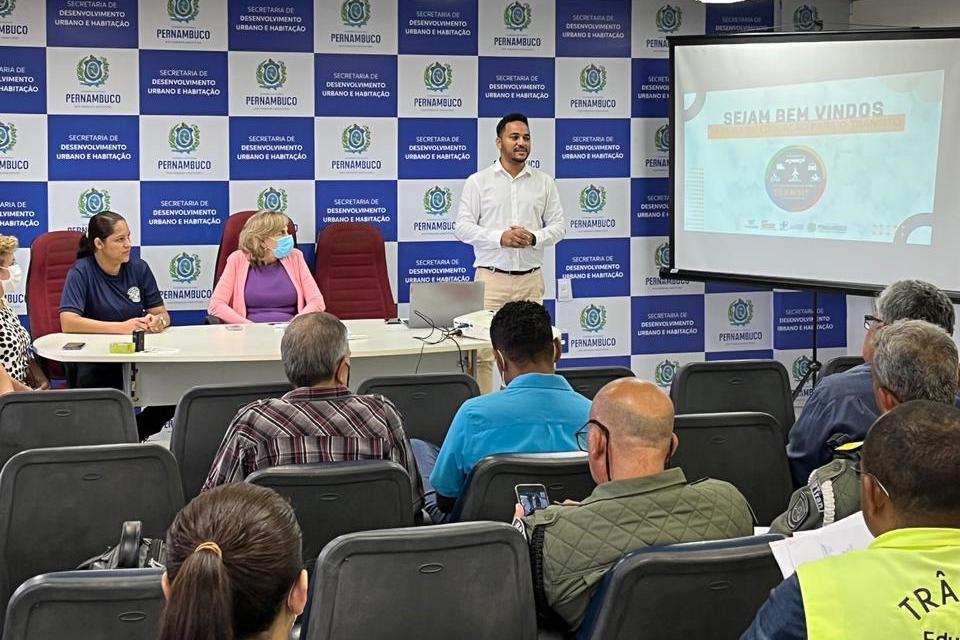 Na foto, o gerente da escola pública de trânsito, Ivson Correia, ao lado da coordenadora de educação de trânsito, imprensa e publicidade institucional, Jô Lima, realizando apresentação para os parceiros da 20ª Feira de Educação para o Trânsito sobre os acertos finais da feira. 