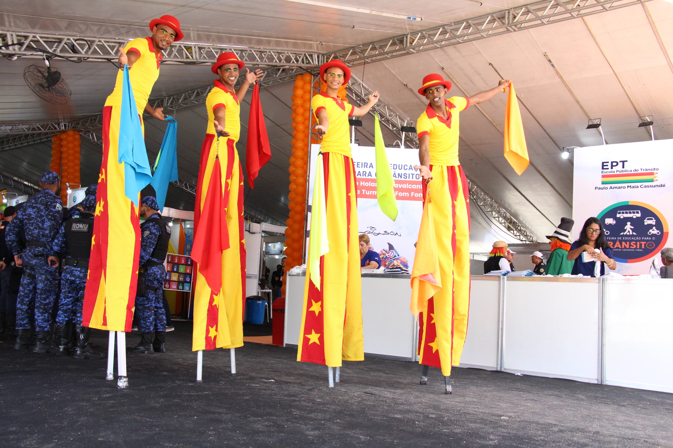 Na foto, cinto malabares pernas de pau recepcionando os visitantes da 20º Feira de Educação para o Trânsito de Pernambuco, instalada na Praça de Eventos de Camaragibe.