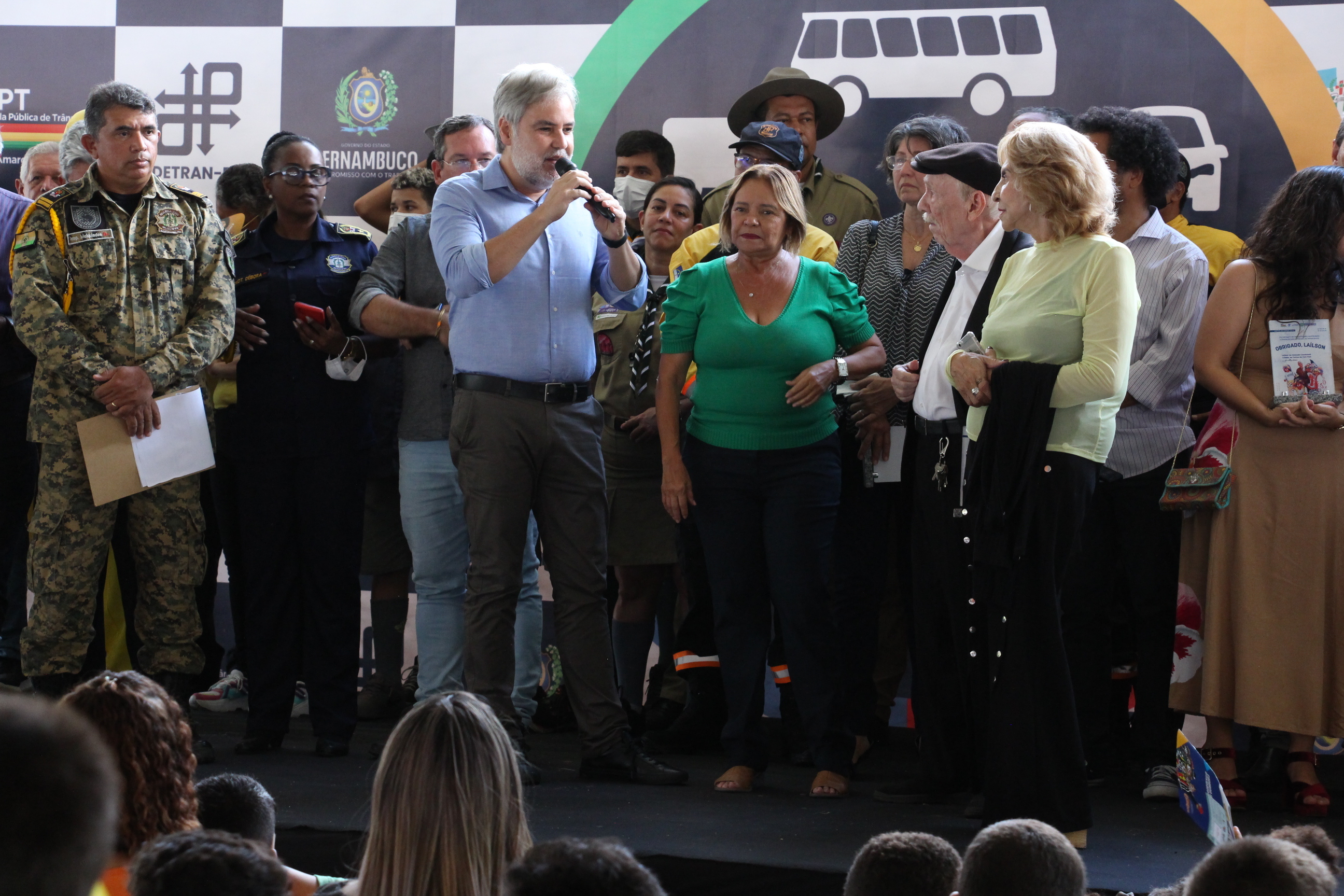 Na foto, o Diretor Presidente do DETRAN-PE, Gustavo Carneiro Leão, abrindo a 20º Feira de Educação para o Trânsito de Pernambuco, que acontece na Praça de Eventos de Camaragibe, acompanhado da Prefeita do Município, Nadegi Queiroz; da Coordenadora de Educação de Trânsito, Imprensa e Publicidade Institucional do DETRAN-PE, Jô Lima; e os parceiros da Feira. 