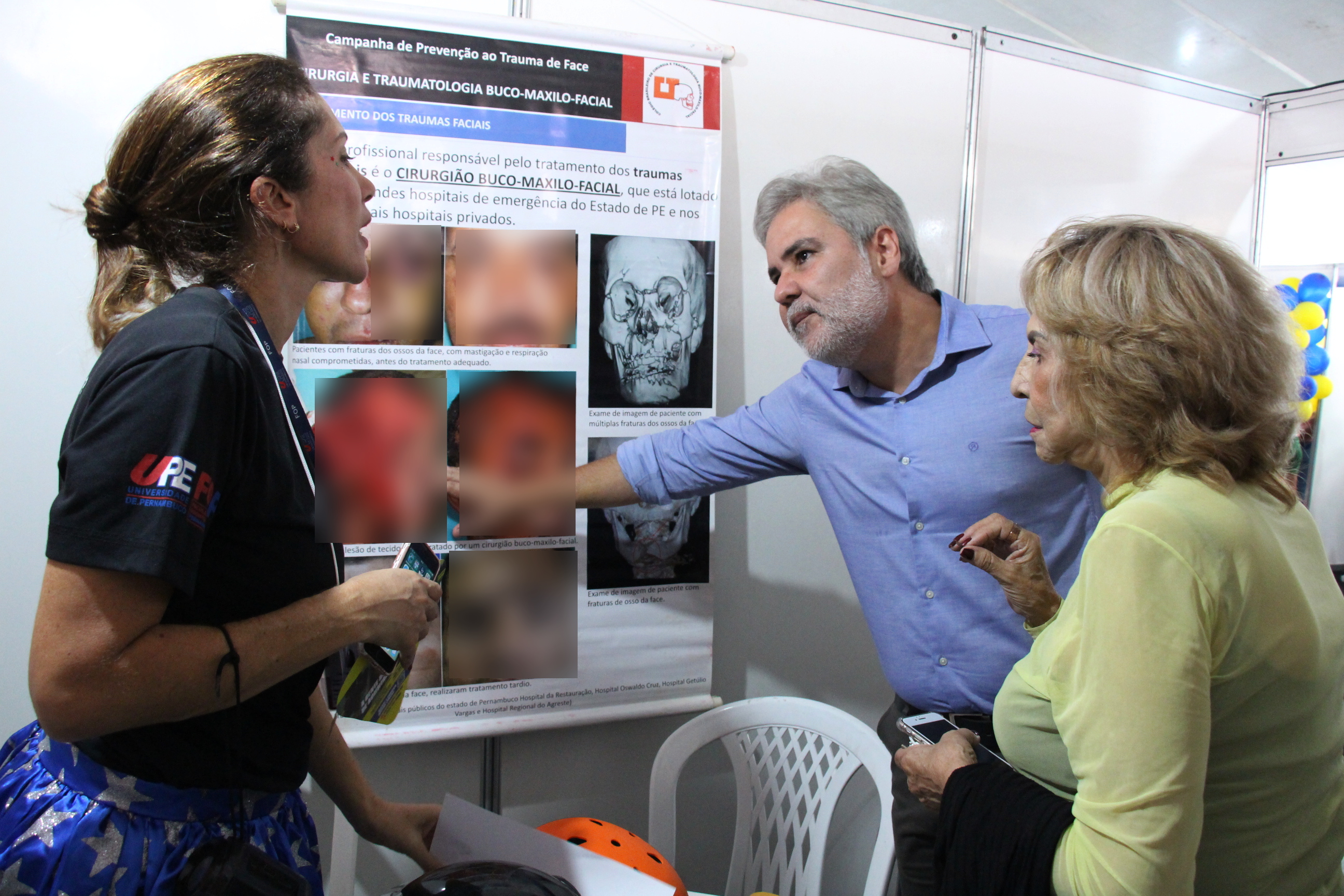 Na foto,  o Diretor Presidente do DETRAN-PE, Gustavo Carneiro Leão, acompanhado da  Coordenadora de Educação de Trânsito, Imprensa e Publicidade Institucional do DETRAN-PE, Jô Lima, recebendo explicações da médica buco-maxilo-facial, Gabriela Porto, sobre o trabalho realizado pelo Colégio buco-maxilo-facial da Universidade de Pernambuco – UPE.