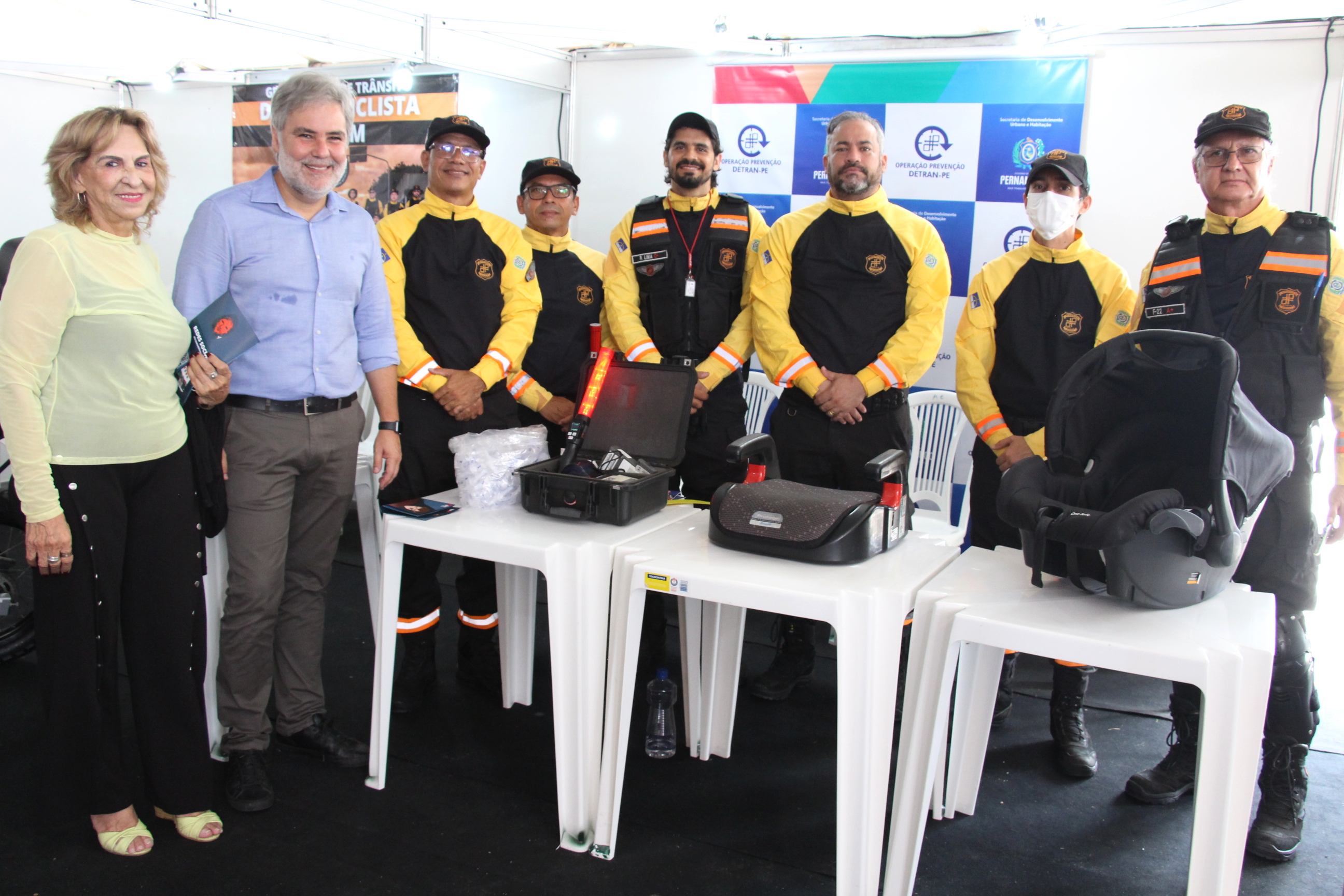 Na foto,  o Diretor Presidente do DETRAN-PE, Gustavo Carneiro Leão, acompanhado da  Coordenadora de Educação de Trânsito, Imprensa e Publicidade Institucional do DETRAN-PE, Jô Lima, com agentes de trânsito da fiscalização de trânsito do DETRAN-PE.