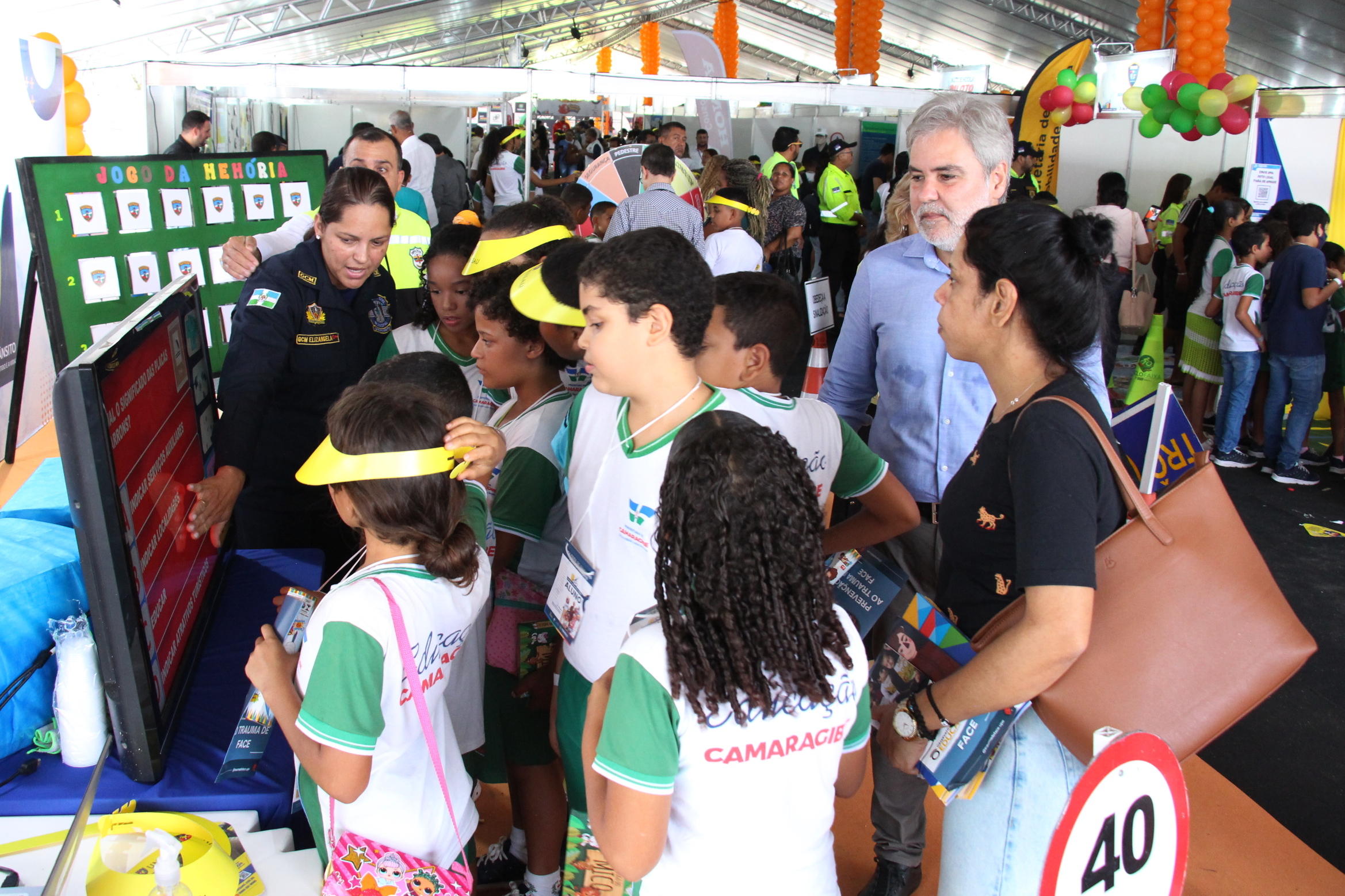 Na foto, o Diretor Presidente do DETRAN-PE, Gustavo Carneiro Leão, observado atividades realizadas pela crianças na 20º Feira de Educação para o Trânsito de Pernambuco, que acontece na Praça de Eventos de Camaragibe.