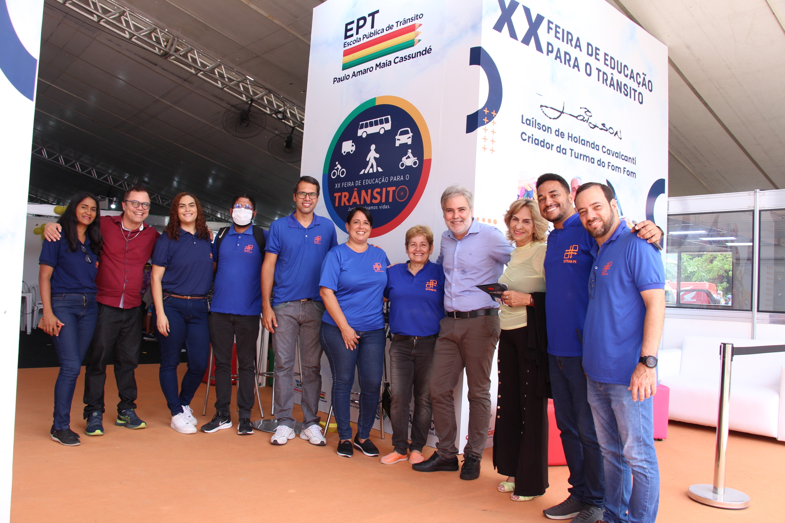 Na foto,  o Diretor Presidente do DETRAN-PE, Gustavo Carneiro Leão, acompanhado da  Coordenadora de Educação de Trânsito, Imprensa e Publicidade Institucional do DETRAN-PE, Jô Lima; e do Gerente da Escola Pública de Trânsito, Ivson Correia; e da equipe de educação de trânsito do DETRAN-PE, responsáveis pela produção da 20º Feira de Educação para o Trânsito de Pernambuco, que acontece na Praça de Eventos de Camaragibe.