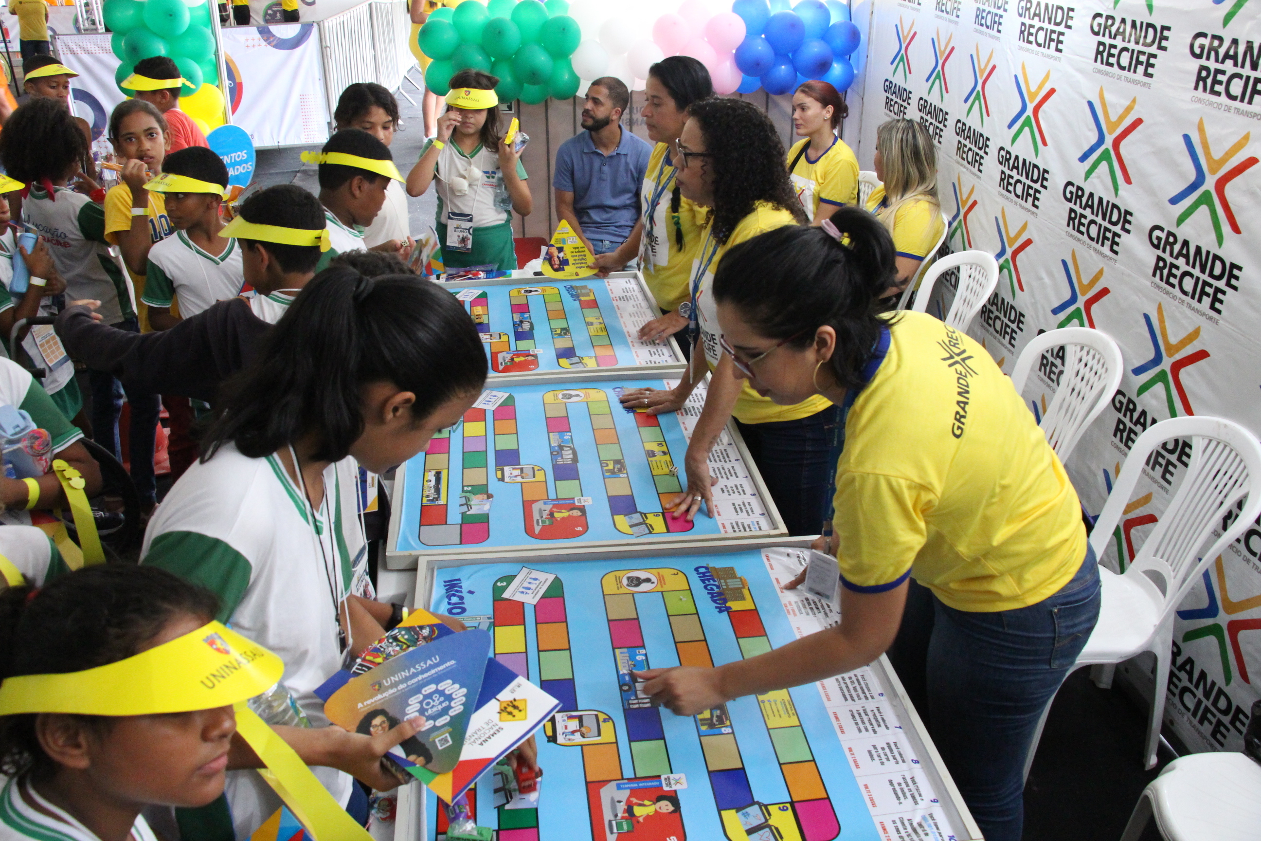 Na foto, equipes do Consórcio Grande Recife realizando atividades com as crianças na 20º Feira de Educação para o Trânsito de Pernambuco, que acontece na Praça de Eventos de Camaragibe.