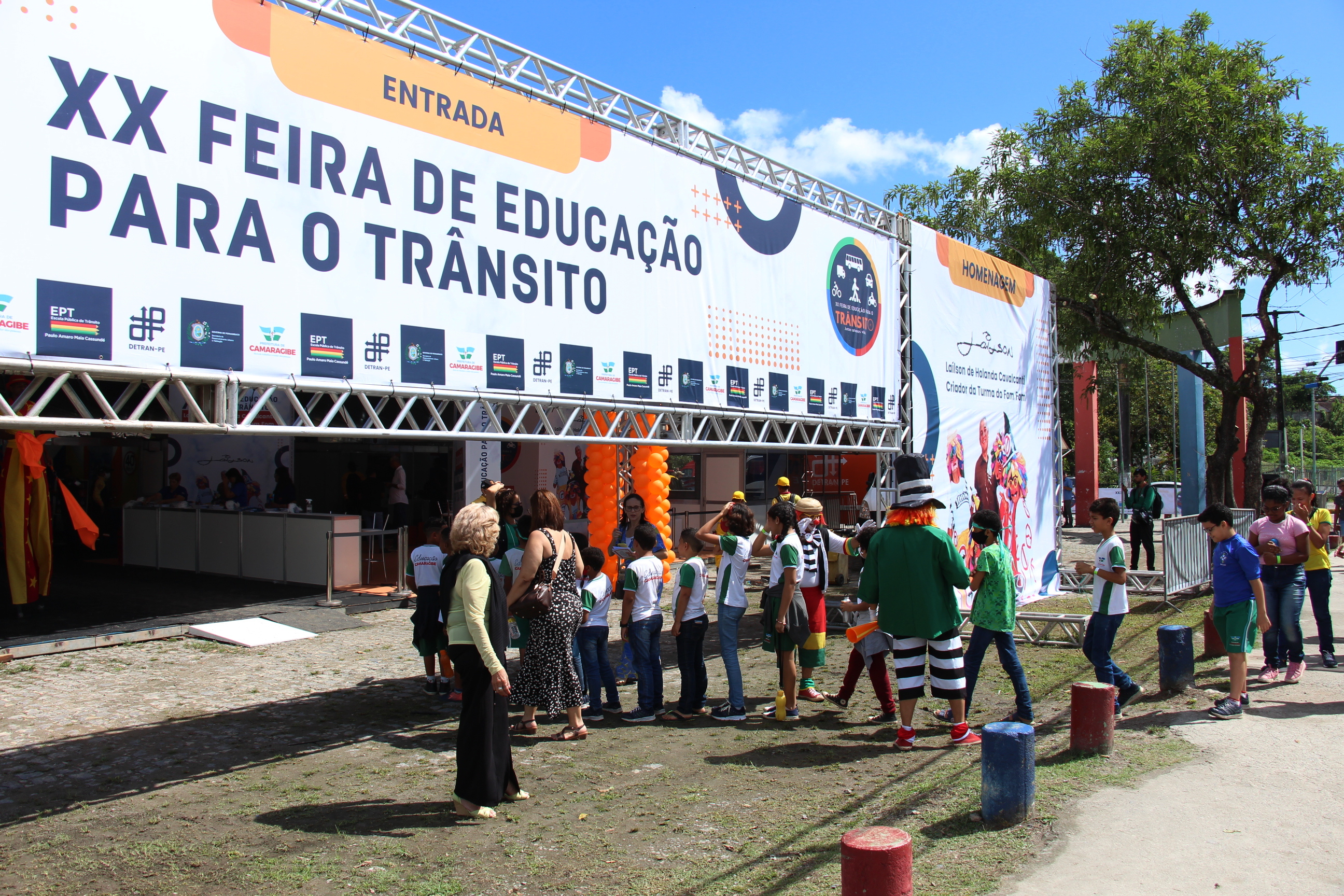 Na foto, crianças das escolas municipais de Camaragibe entrando na 20º Feira de Educação para o Trânsito de Pernambuco, instalada na Praça de Eventos daquele município.