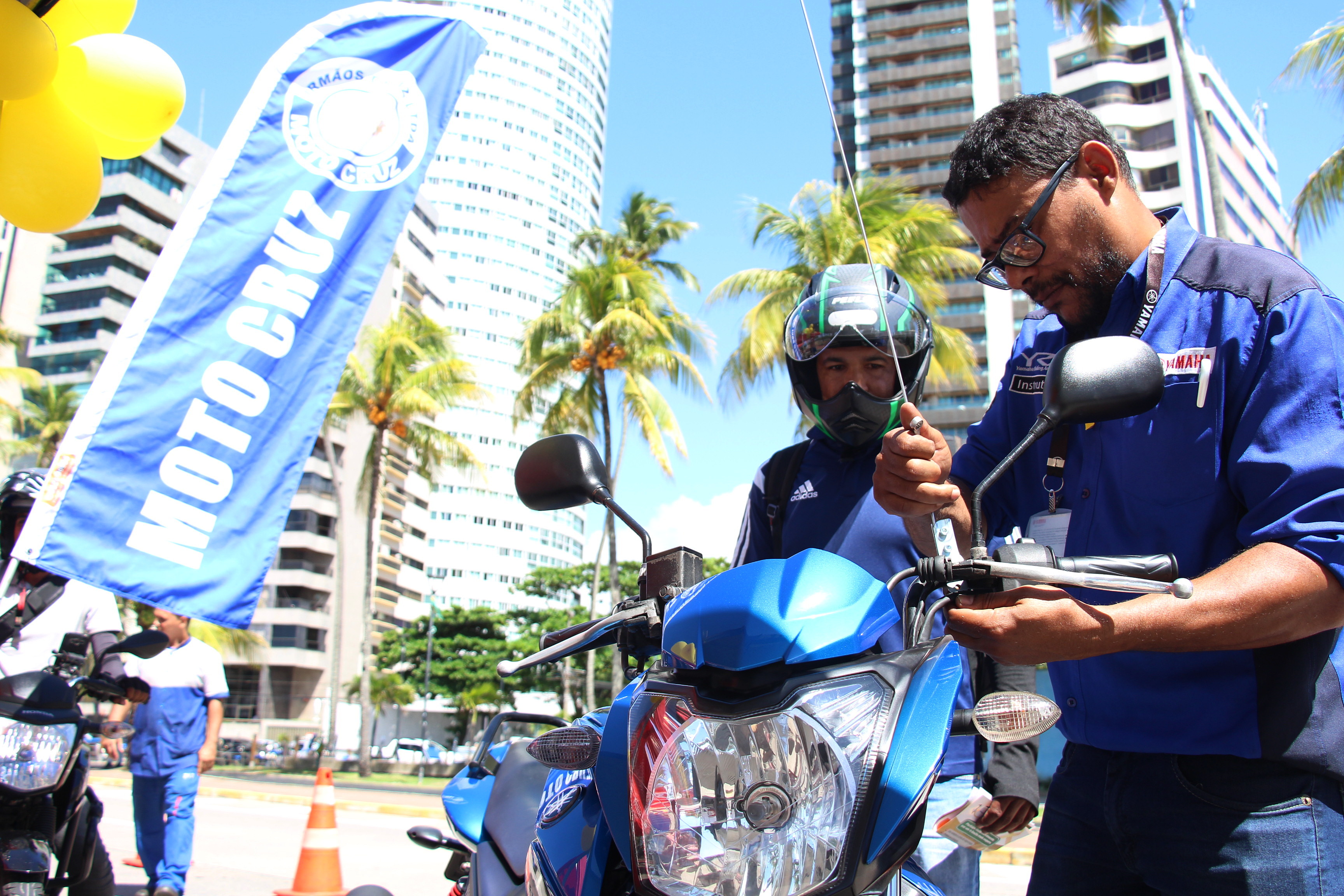 Na foto, funcionário da Yamaha realizando instalação de antena corta pipa em motocicleta,  na abertura do Maio Amarelo 2023, hoje (02/05/2023), no segundo jardim em Boa Viagem.