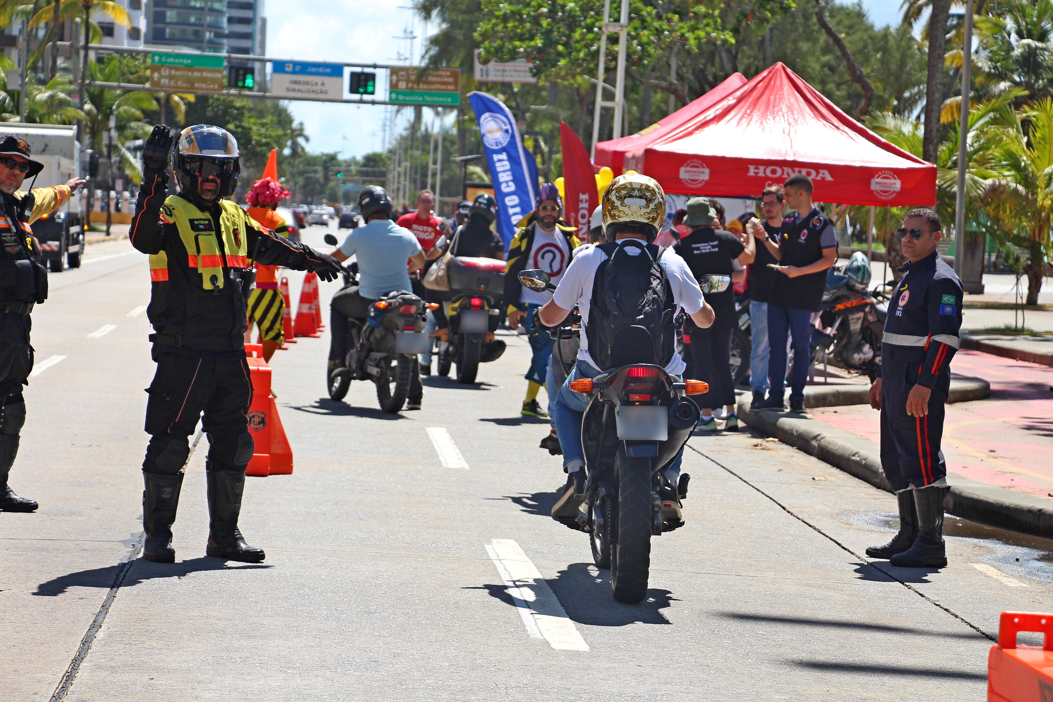 Na foto, agente de trânsito do DETRAN-PE e autoridades de trânsito do Estado, na abertura do Maio Amarelo 2023, hoje (02/05/2023), no segundo jardim em Boa Viagem.