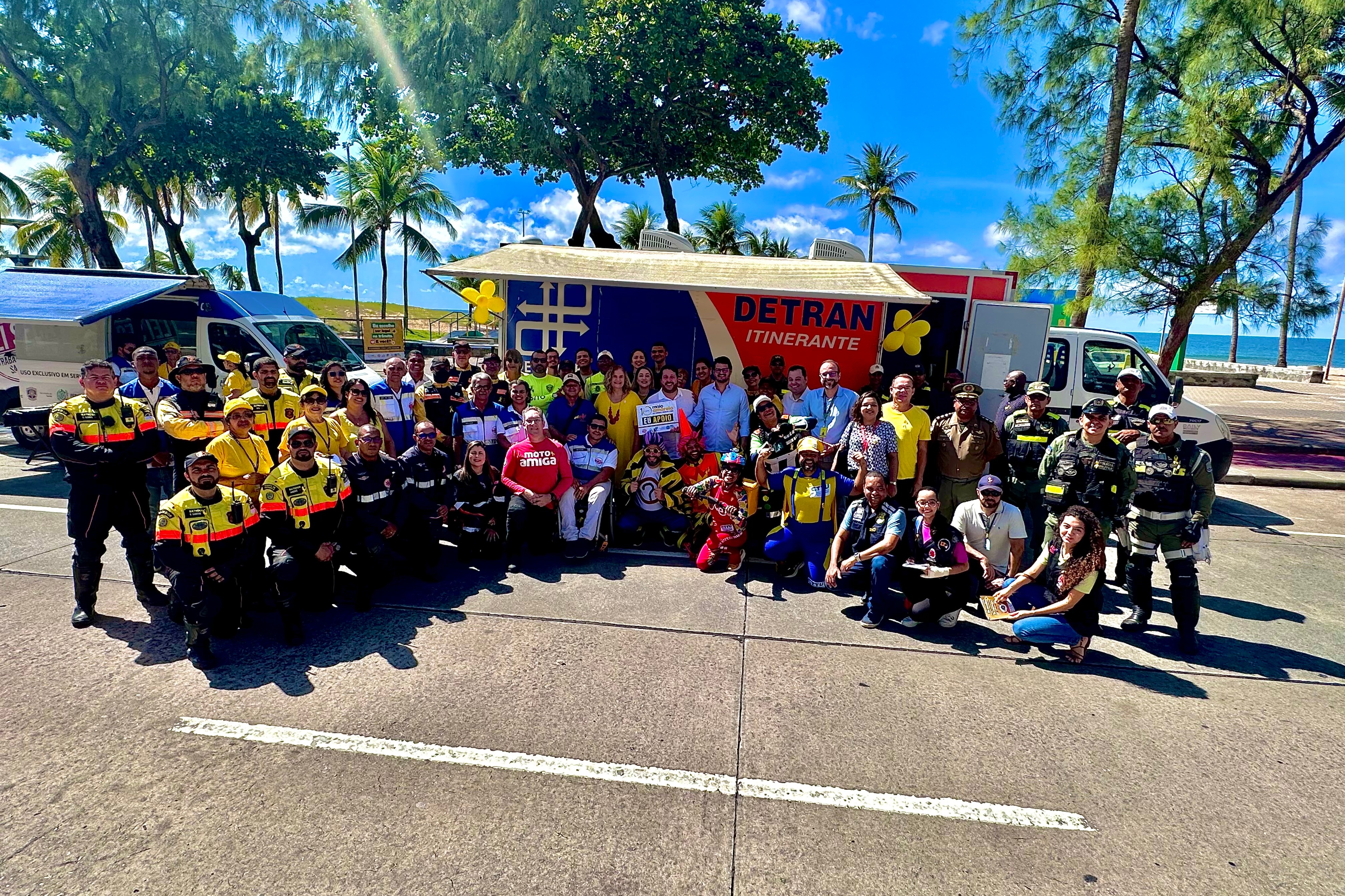 Na foto, todos os parceiros do DETRAN-PE que fazendo o Movimento Maio Amarelo, na abertura do Maio Amarelo 2023, hoje (02/05/2023), no segundo jardim em Boa Viagem.