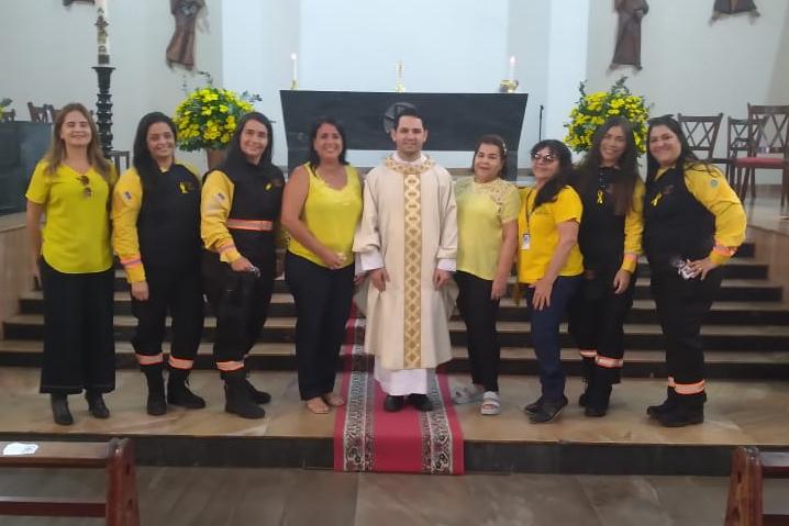 Na foto, educadoras de trânsito do DETRAN-PE e apoiadoras do Movimento Maio Amarelo, posando com padre da igreja da Madalena. A ação foi em homenagem ao Dia das Mães.