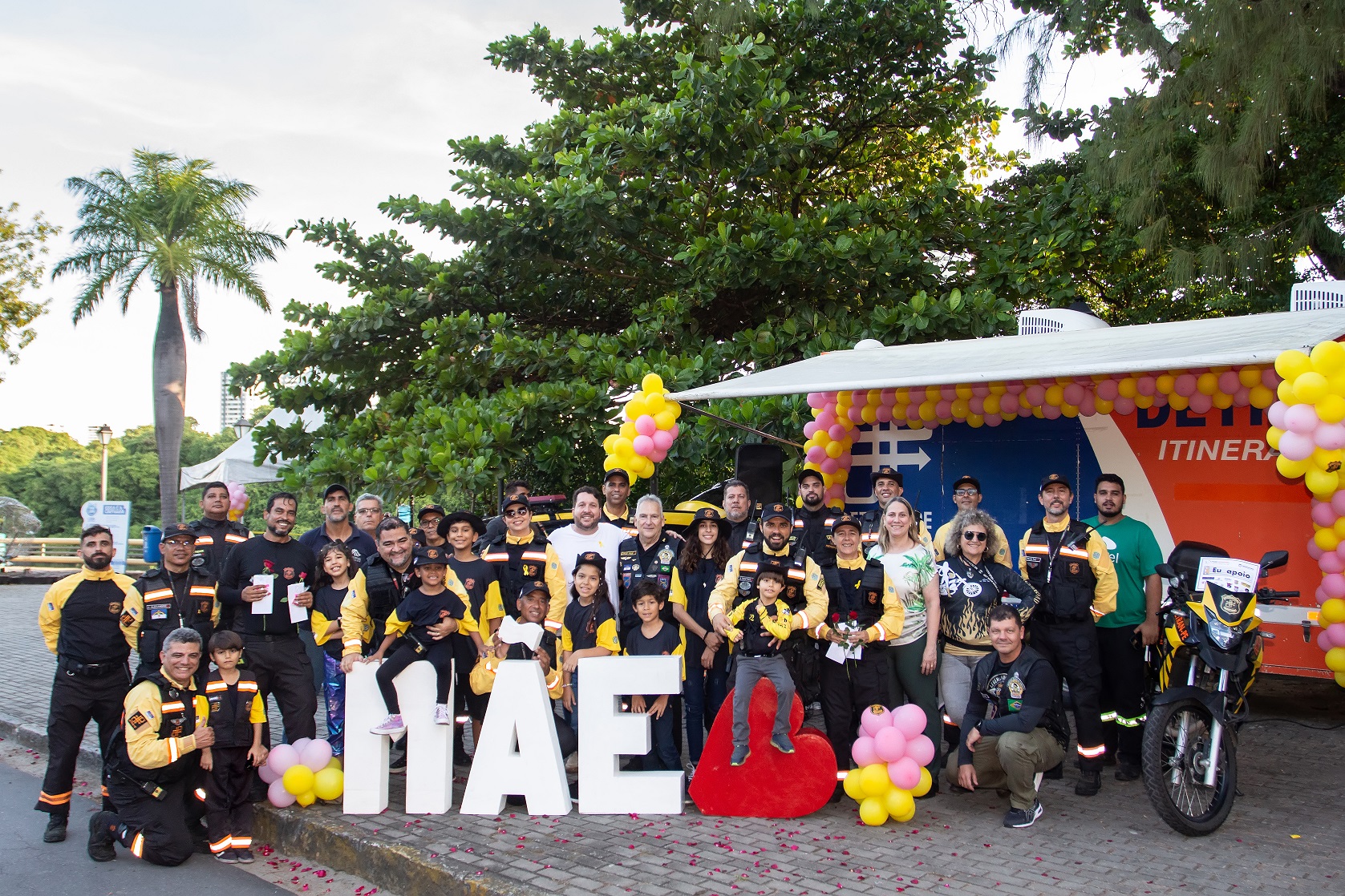 Na foto, o Diretor Geral do DETRAN-PE, André Trajano, acompanhado de agentes de trânsito e apoiadores do Movimento Maio Amarelo, posando para foto geral com equipe que fez parte da ação que aconteceu em frente ao Parque da Jaqueira e foi em homenagem ao Dia das Mães.