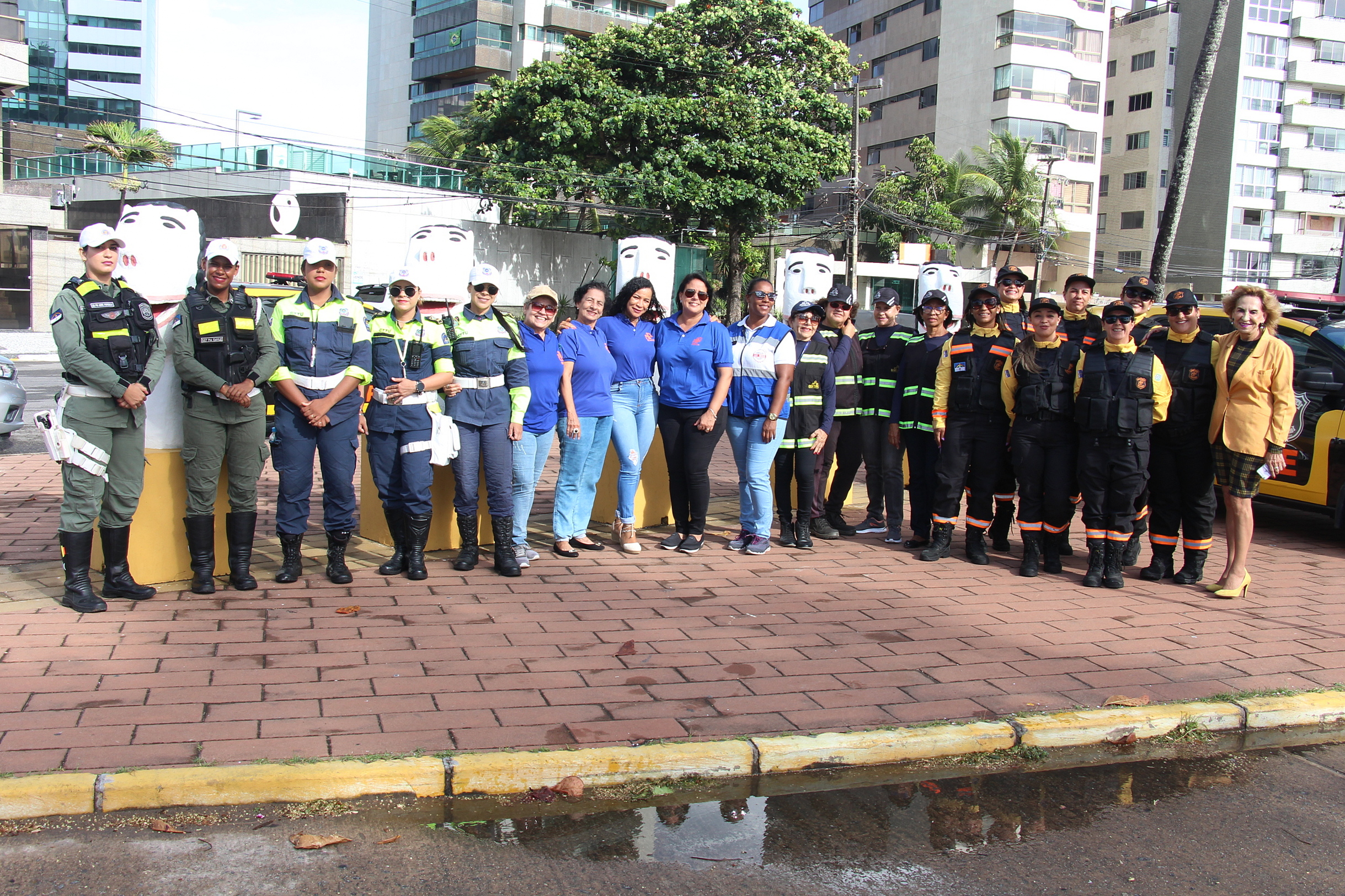 Na foto, agentes de trânsito feminina, educadoras de trânsito e servidoras do DETRAN-PE, Operação Lei Seca, DER, BPTran, CTTU na ação em homenagem ao Dia das Mulheres. 