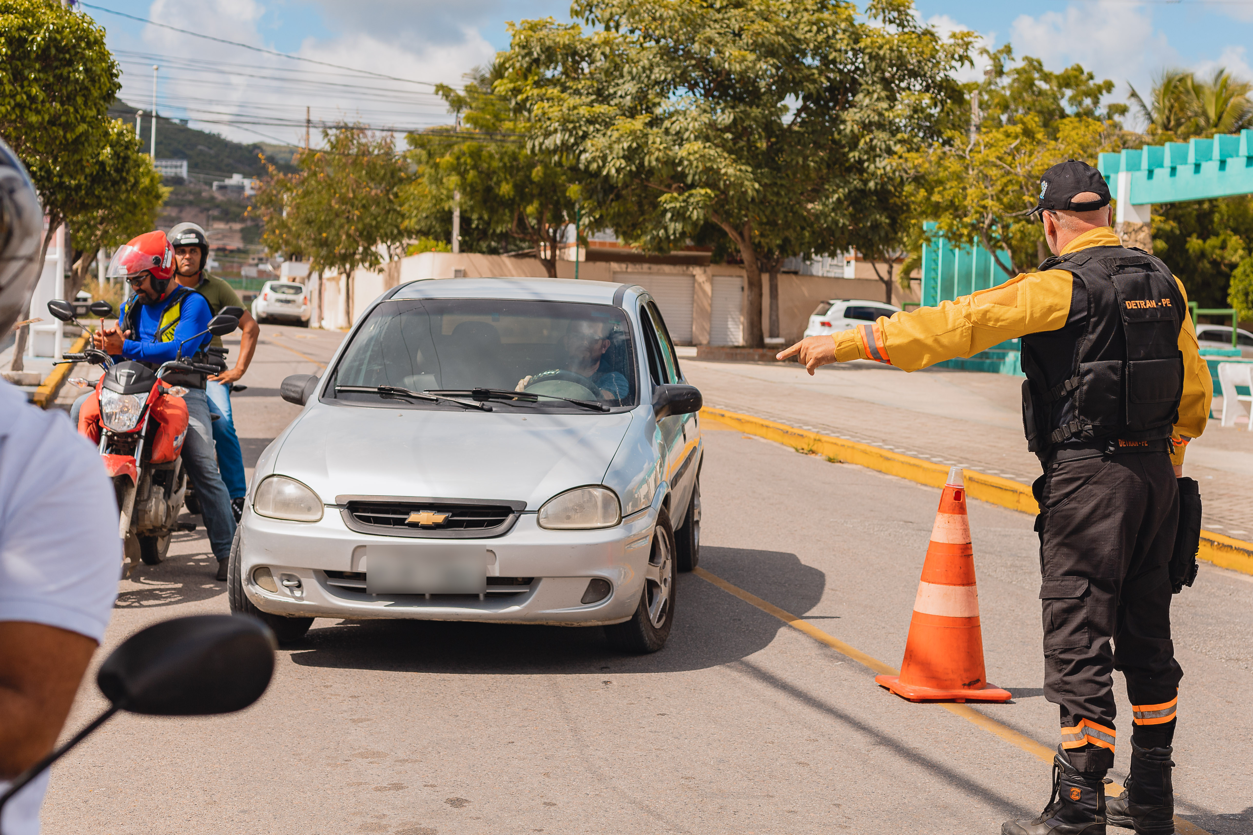 As atividades do Maio Amarelo invadiram as ruas de Bezerros (102 km do Recife), e Goiana (62 km do Recife) nesta quinta-feira (11), promovidas pelo Departamento Estadual de Trânsito (Detran-PE). A programação reforçou as medidas educativas, com blitz instrutiva, e levou serviços à população, por meio do Detran Itinerante, caminhão equipado para atendimentos externos. As ações foram voltadas para motoristas e motociclistas, com orientações e distribuição de material informativo, além de estudantes que participaram de tarefas lúdicas.