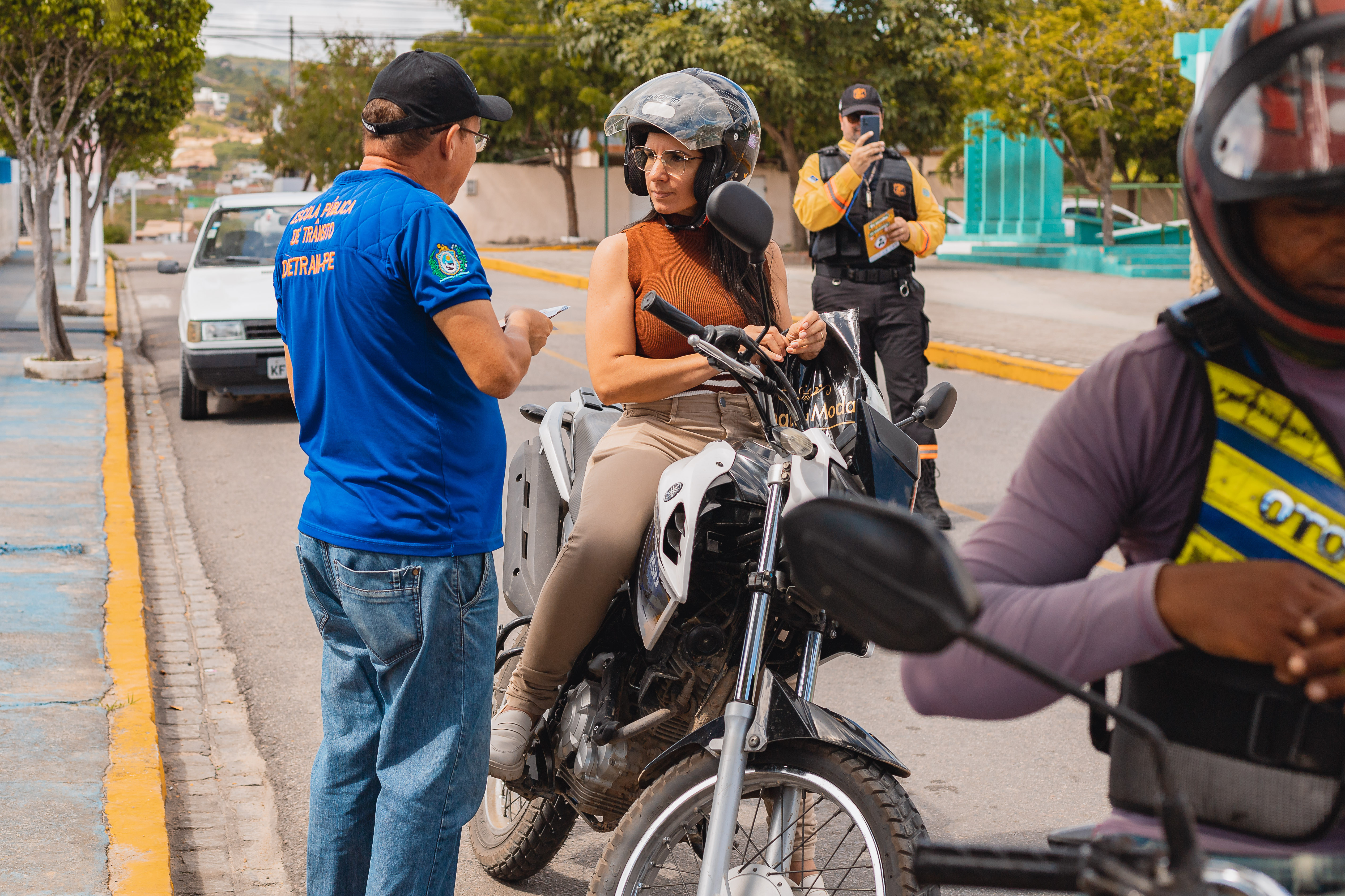As atividades do Maio Amarelo invadiram as ruas de Bezerros (102 km do Recife), e Goiana (62 km do Recife) nesta quinta-feira (11), promovidas pelo Departamento Estadual de Trânsito (Detran-PE). A programação reforçou as medidas educativas, com blitz instrutiva, e levou serviços à população, por meio do Detran Itinerante, caminhão equipado para atendimentos externos. As ações foram voltadas para motoristas e motociclistas, com orientações e distribuição de material informativo, além de estudantes que participaram de tarefas lúdicas.
