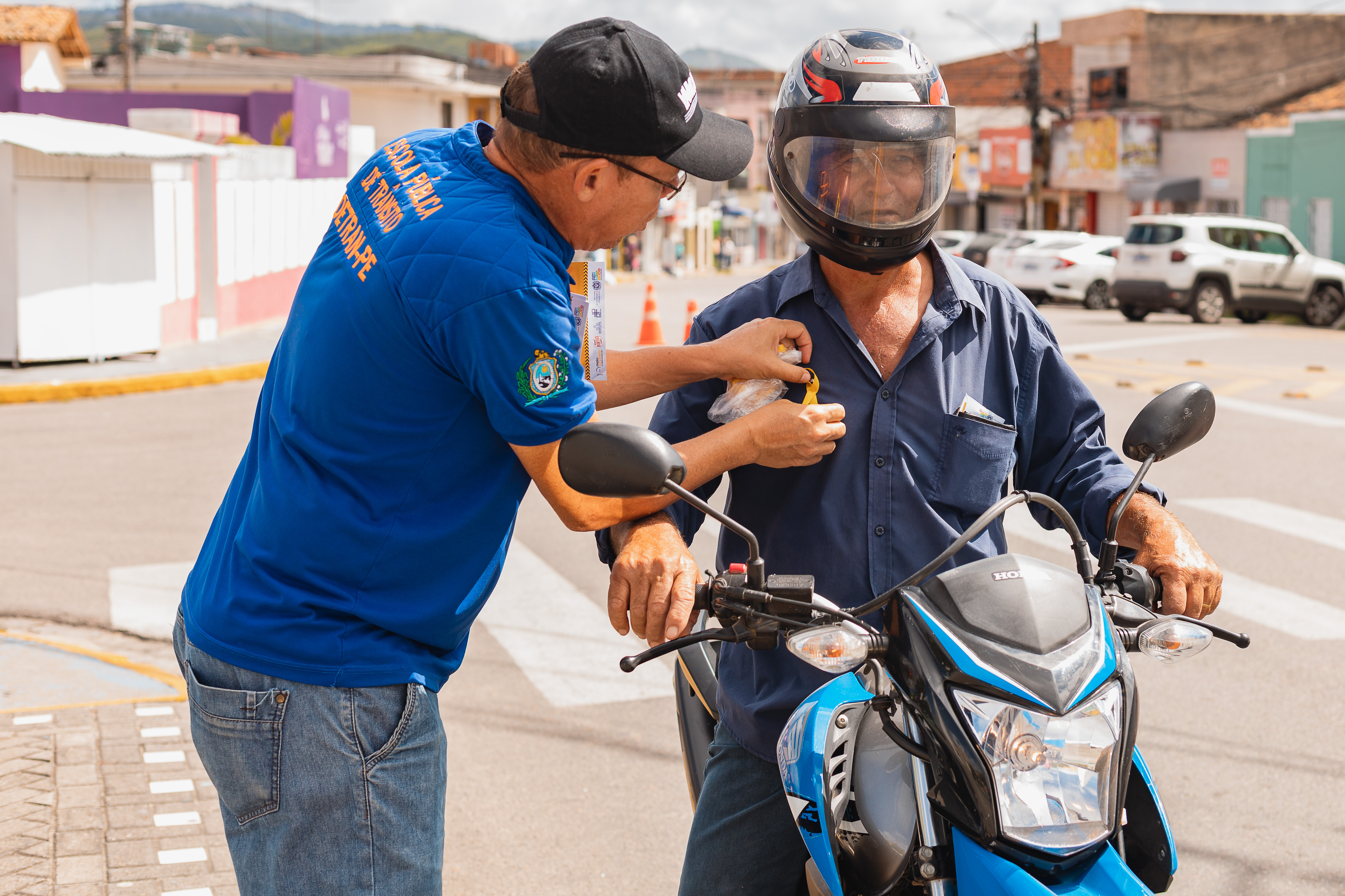 As atividades do Maio Amarelo invadiram as ruas de Bezerros (102 km do Recife), e Goiana (62 km do Recife) nesta quinta-feira (11), promovidas pelo Departamento Estadual de Trânsito (Detran-PE). A programação reforçou as medidas educativas, com blitz instrutiva, e levou serviços à população, por meio do Detran Itinerante, caminhão equipado para atendimentos externos. As ações foram voltadas para motoristas e motociclistas, com orientações e distribuição de material informativo, além de estudantes que participaram de tarefas lúdicas.