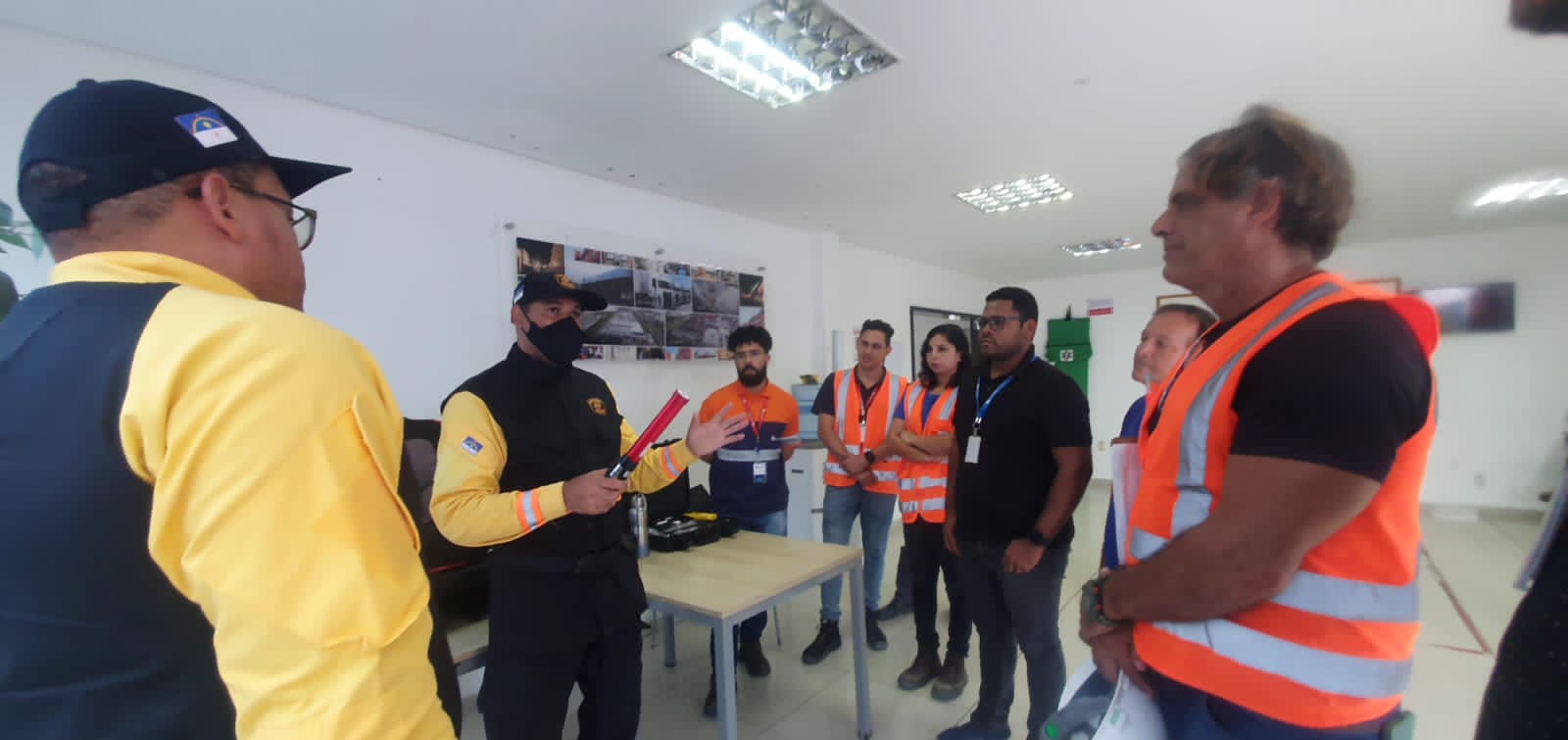 Foto colorida de ação em empresa com uso do bafômetro